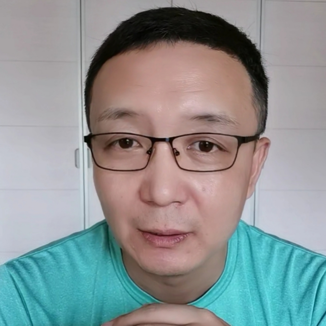 前央视  今日说法>>主持人路一鸣,离开央视做直播,粉丝突破100w.