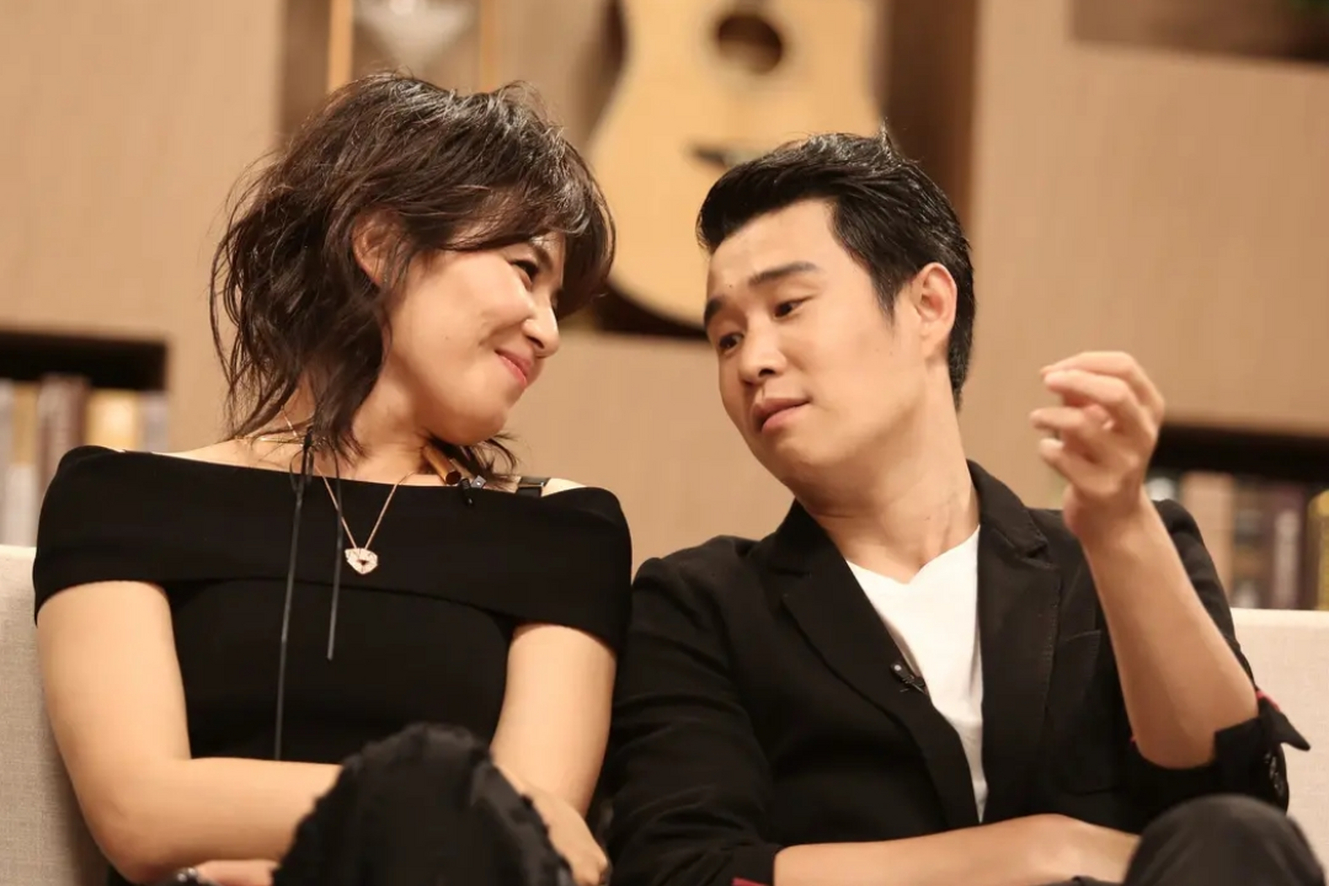 小沈阳和刘涛参加活动,看着表情就知道很开心,小沈阳竟然还能抱着美女