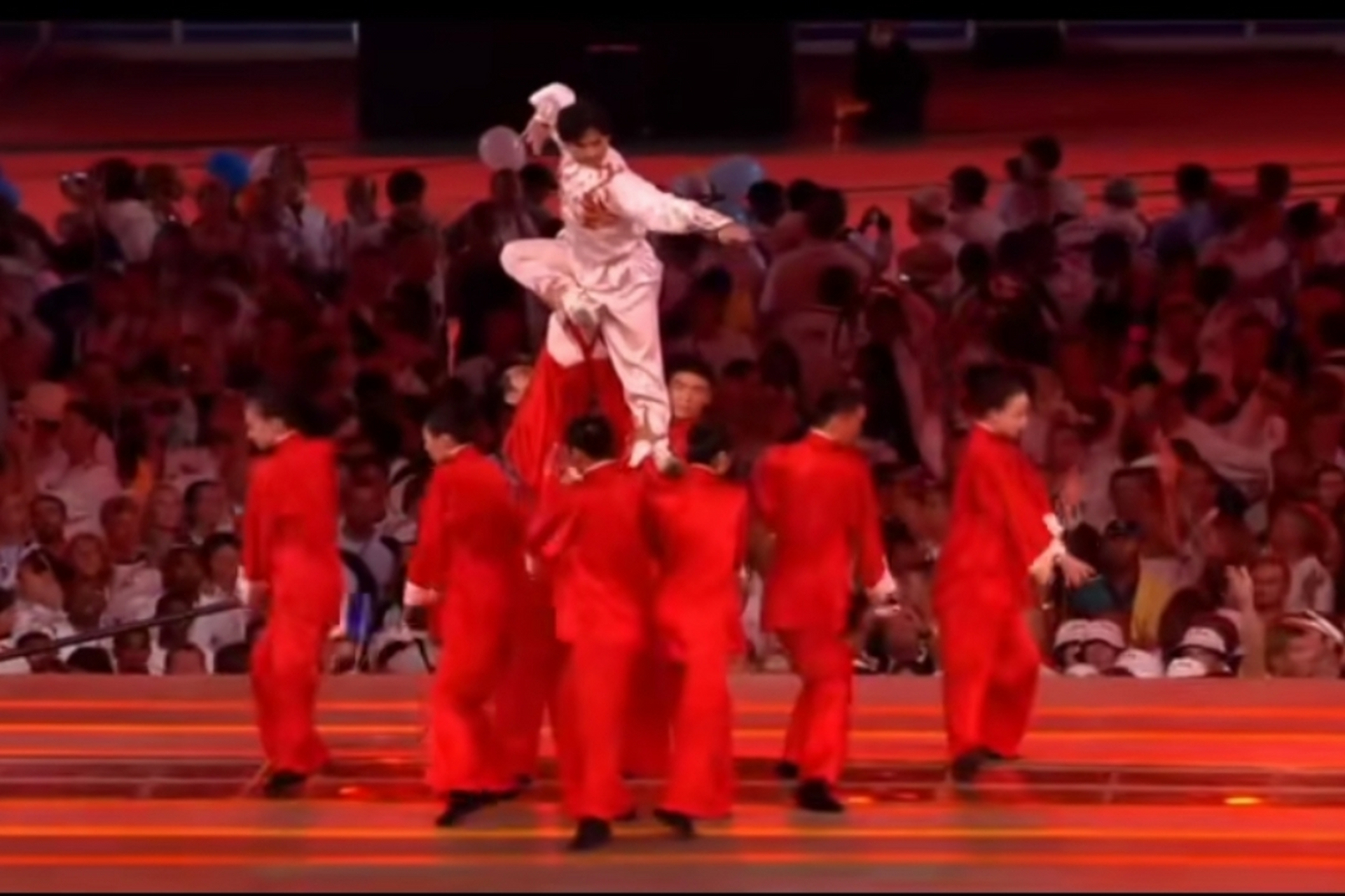 2004年雅典奥运会闭幕式,北京8分钟表演中的年轻舞蹈家黄豆豆!