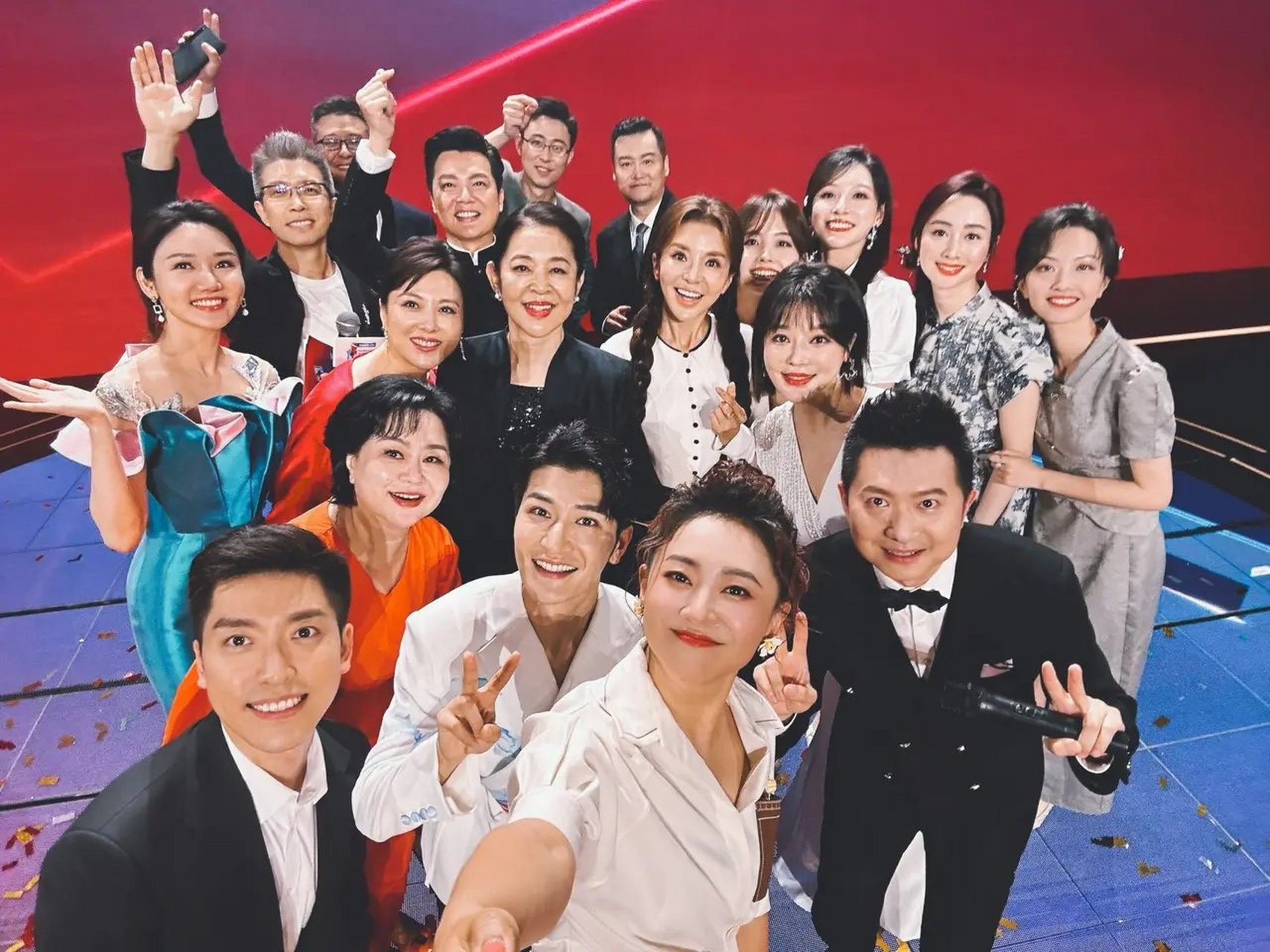 央视主持人大合影,女主持人认识3个,男主持人认识4个,19个主持人才