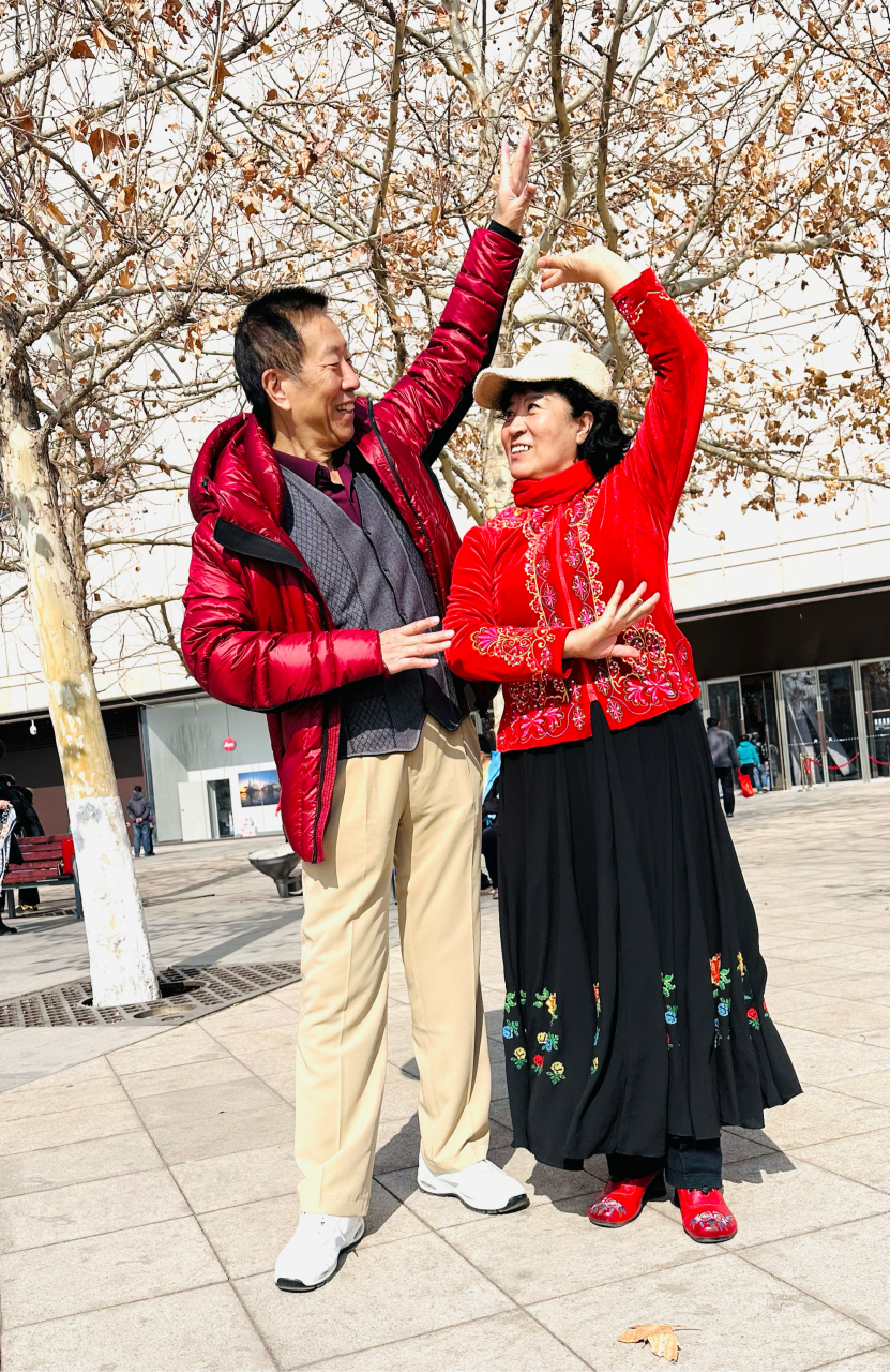 新春快乐;龙年大吉95天津银河公园新疆舞艺术团雅娜美女和老战友24