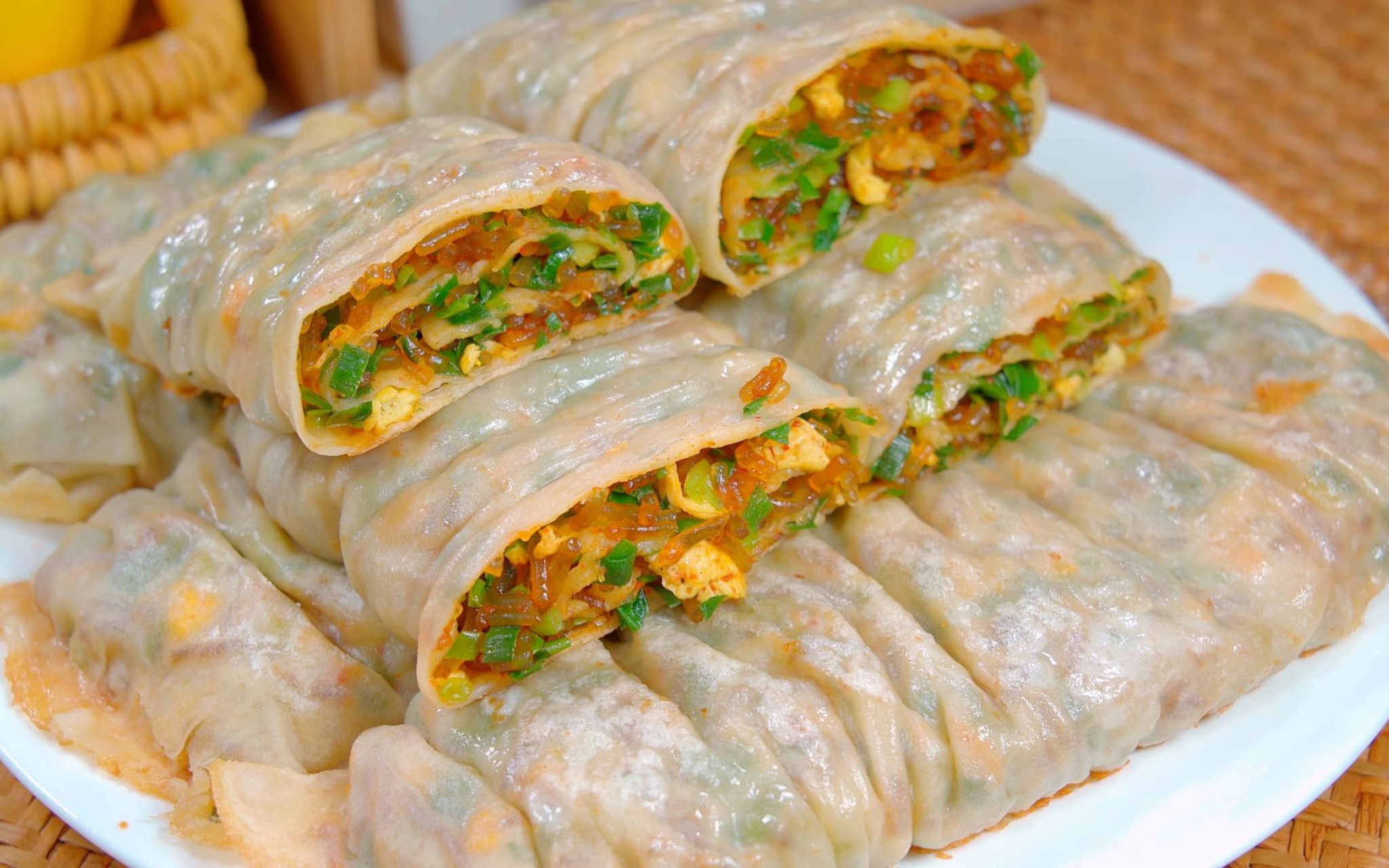 菜蟒,顾名思义,是一种以蔬菜为主要食材的蟒蛇形状的面食