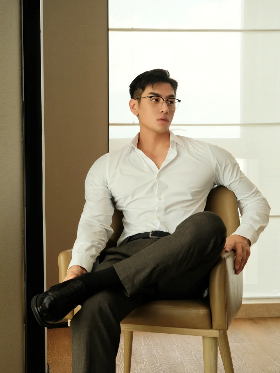 穿西装的帅男彰显成熟和稳重!没穿西装的帅男,看上去有一些性感!