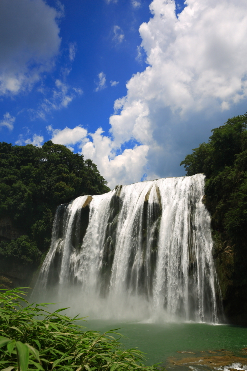 青山白云瀑布悬,急流声阔击心间,看山听流身不动,柔水硬石永流旋.瀑布