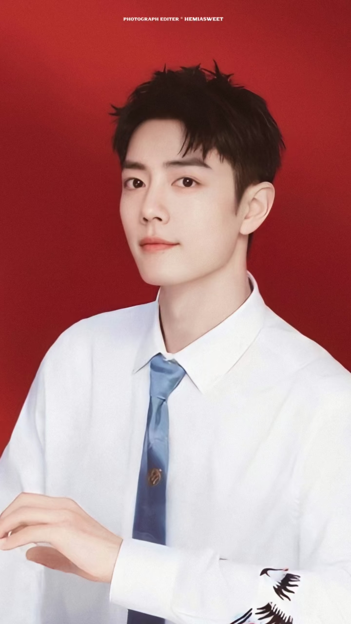 肖战# 战哥这张红底白衬衫的照片  让我陷入了无限的遐想[没眼看][没