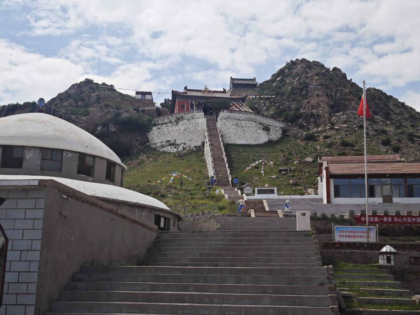 乌兰察布阿贵庙位于内蒙古乌兰察布市察哈尔右翼后旗白音察干镇东南约