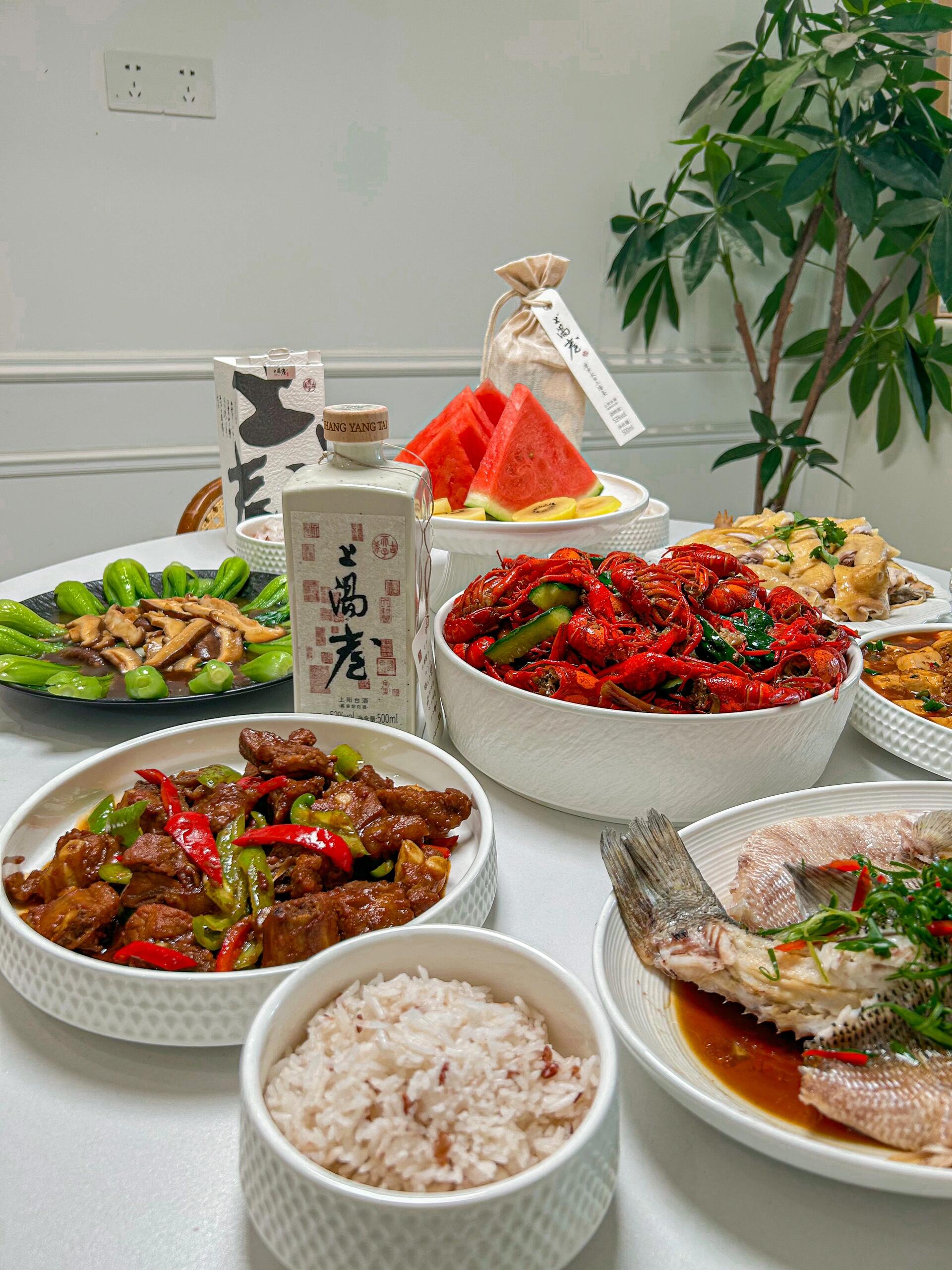 今晚在爸妈家过端午节圆饭,家人们围坐一桌,共享美食,妈妈辛苦了,祝