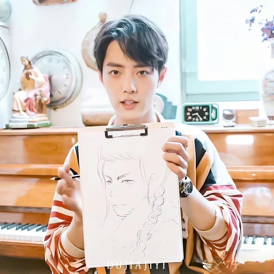 初见肖战这位设计师时,我瞬间被他的魅力所吸引,他简直是光芒四射.