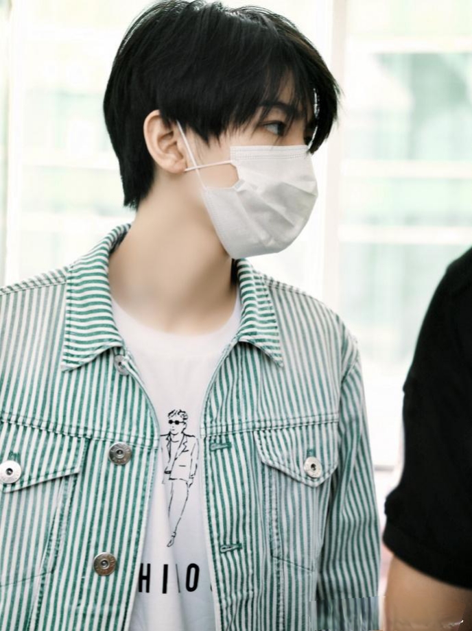 王俊凯时尚街拍:魅力无限   王俊凯的最新街拍照惊艳来袭!