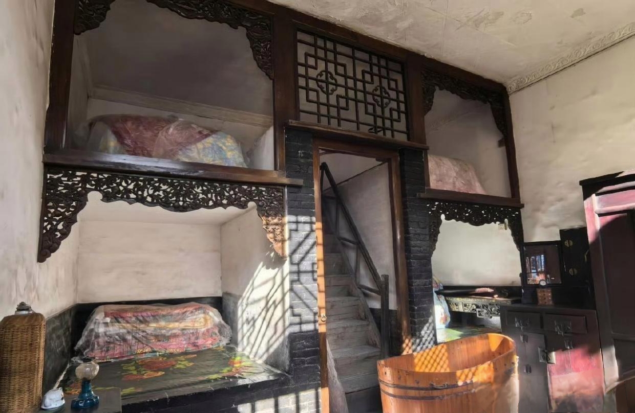 在古代丫鬟栖身的简陋之所,现代大学生的心弦悄然触动,碎成一地温柔