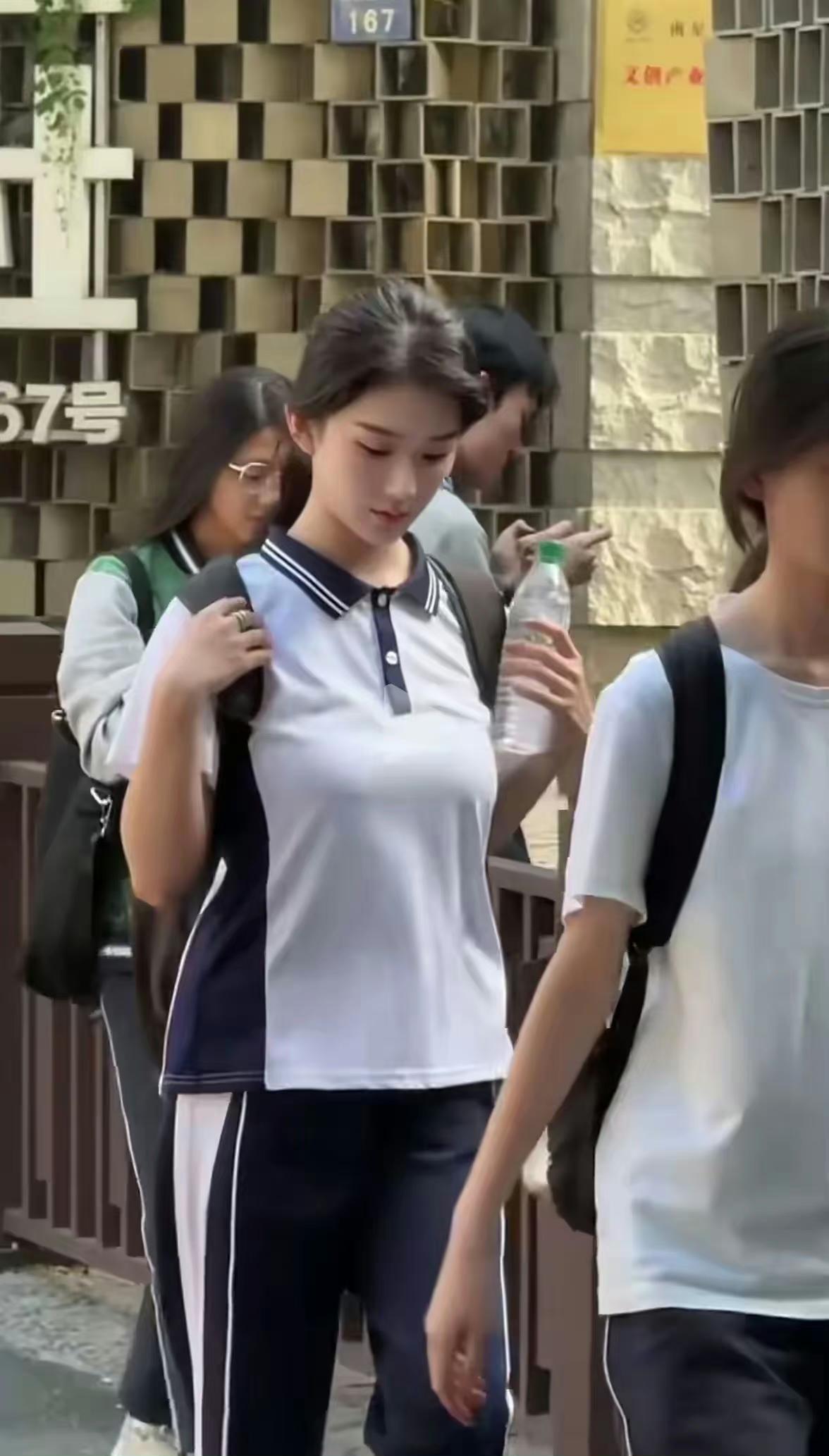 在这个营养充沛的时代,青春之花似乎提前绽放,早熟成了不少少男少女的