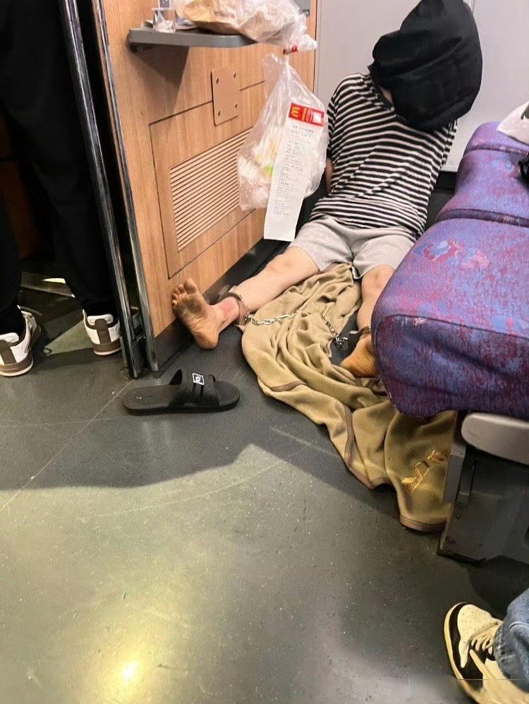 戴脚镣套头的必须是重案犯,但凡轻点的长途转运都是手脚铐绝不头套