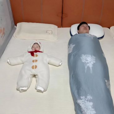 我裹被子睡觉就像是你裹着你的小毯子一样,感觉暖暖的,很舒服.