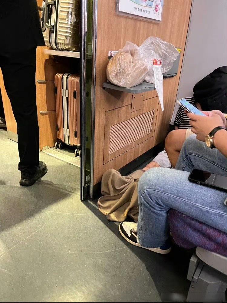 戴脚镣套头的必须是重案犯,但凡轻点的长途转运都是手脚铐绝不头套