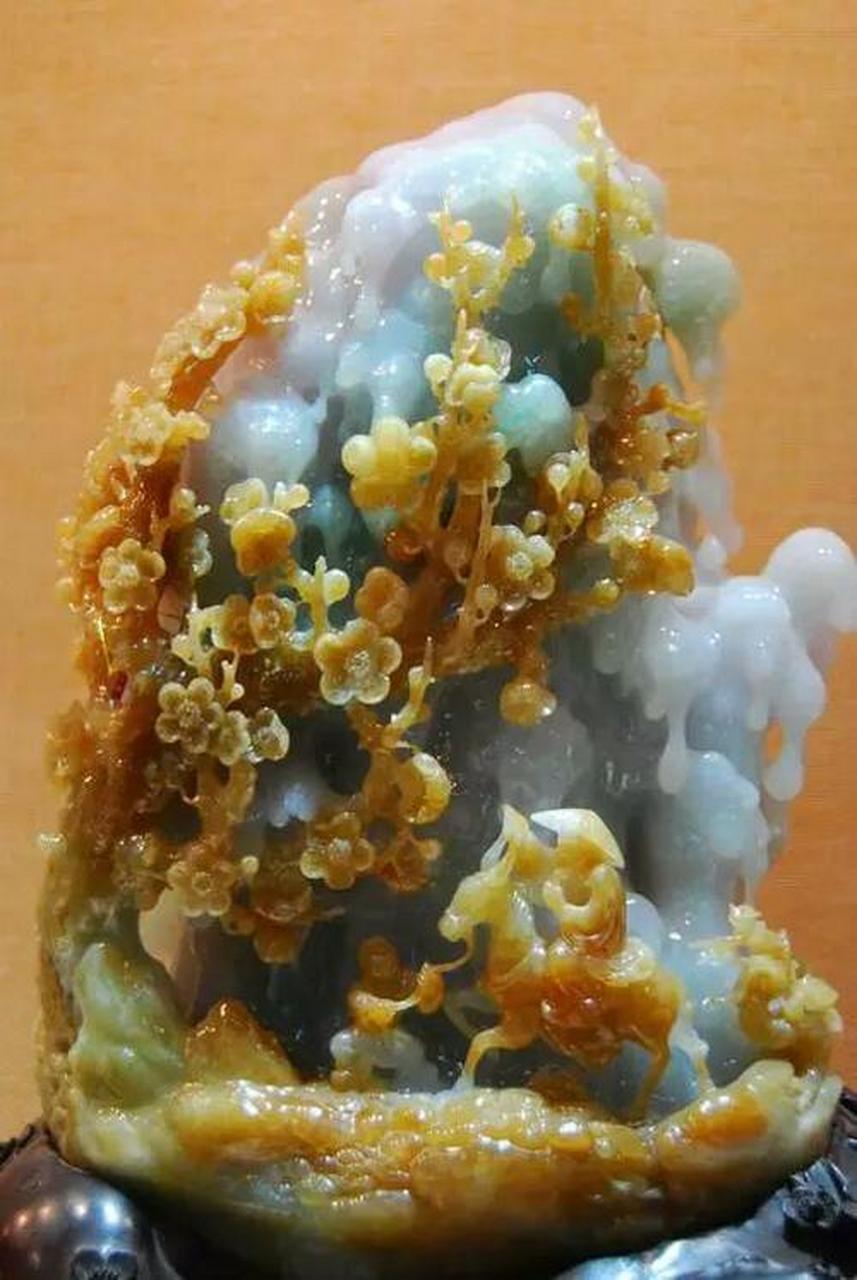 未经雕琢的璞玉,朴实无华 经过大师之手,呈现出极品艺术,供人观赏 在
