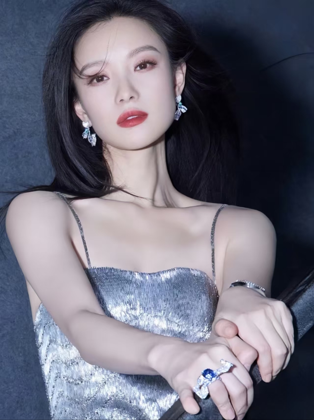 "倪妮今天穿得很休闲,白色上衣搭配巴黎图案短裤,在蓝天白云下摆出