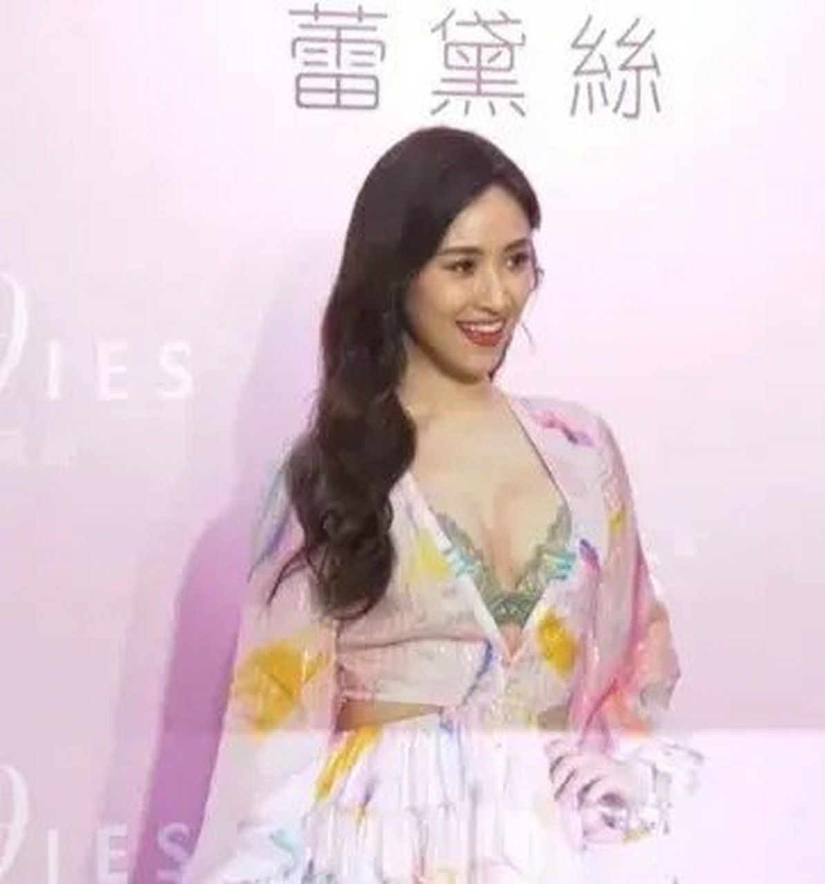 吴宗宪的大女儿吴珊儒,受邀代言了某时尚品牌内衣,活动现场,她穿着