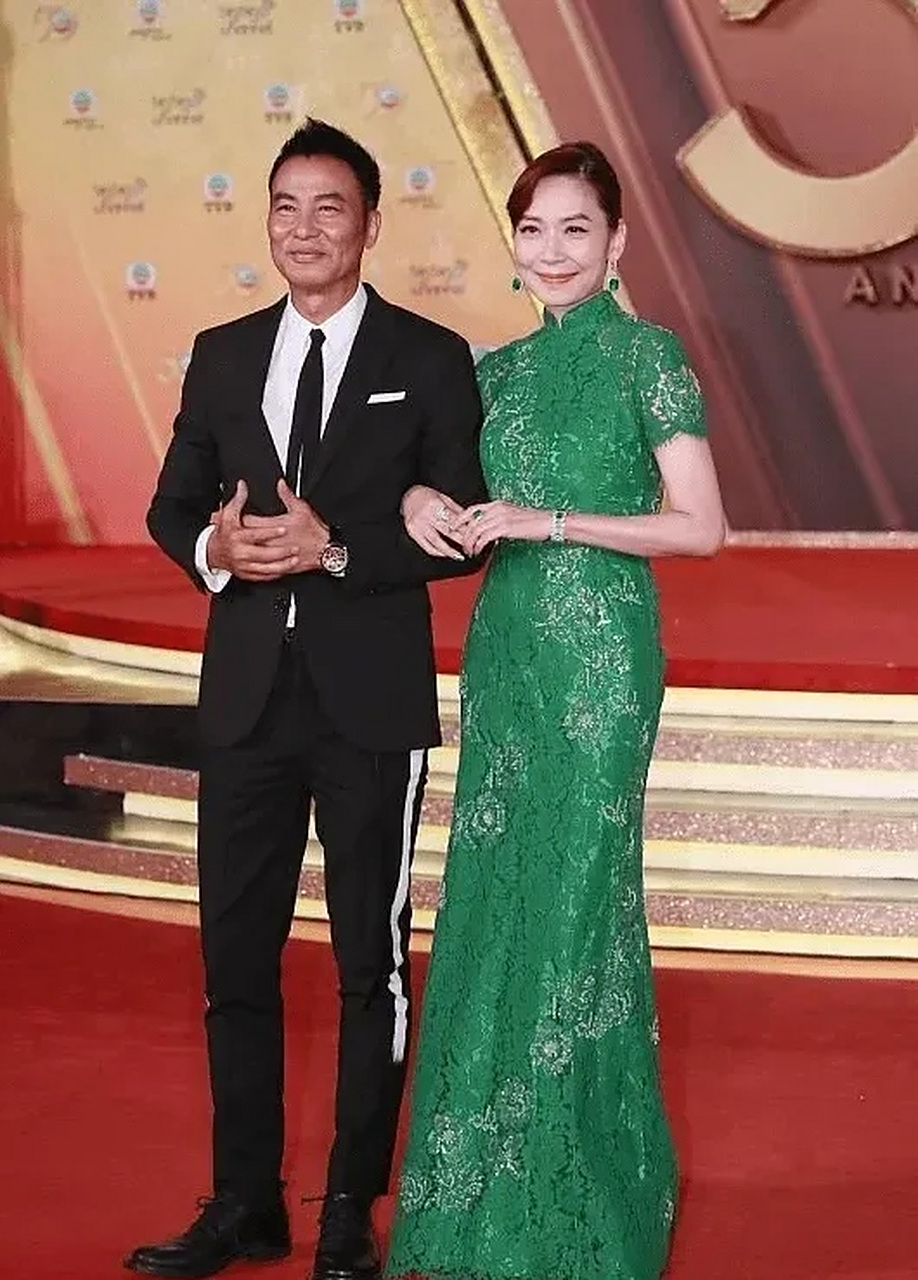 任达华前妻好有名媛贵妇范,一袭绿色镂空蕾丝裙配翡翠雍容贵气,比他