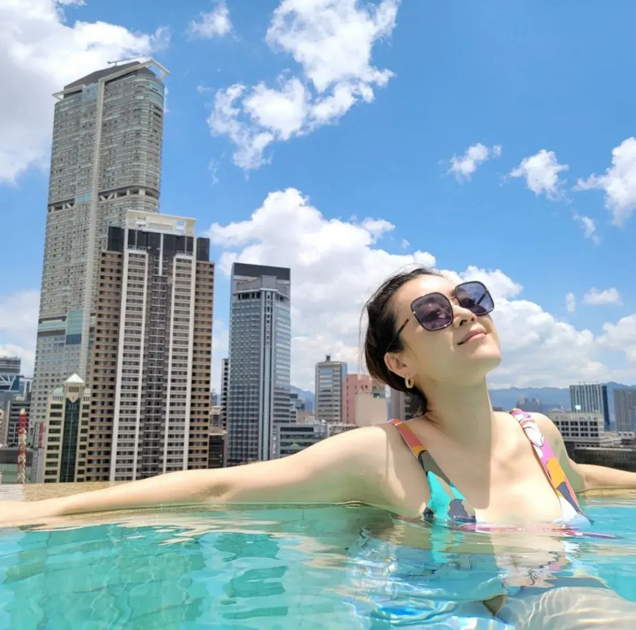 5月16日,陈茵媺在社交媒体上晒出两张泳装照,只见她身穿比基尼,戴着