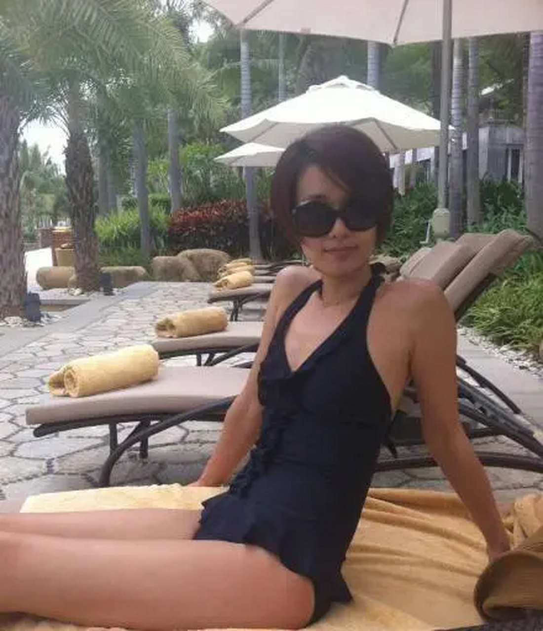 马伊琍真保守,穿连体泳装凹造型,身材平平果真无料可秀啊!