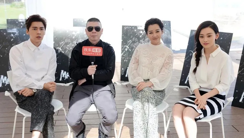 许晴和冯小刚去国外游玩!两人搂肩合影,关系十分的亲密友好!