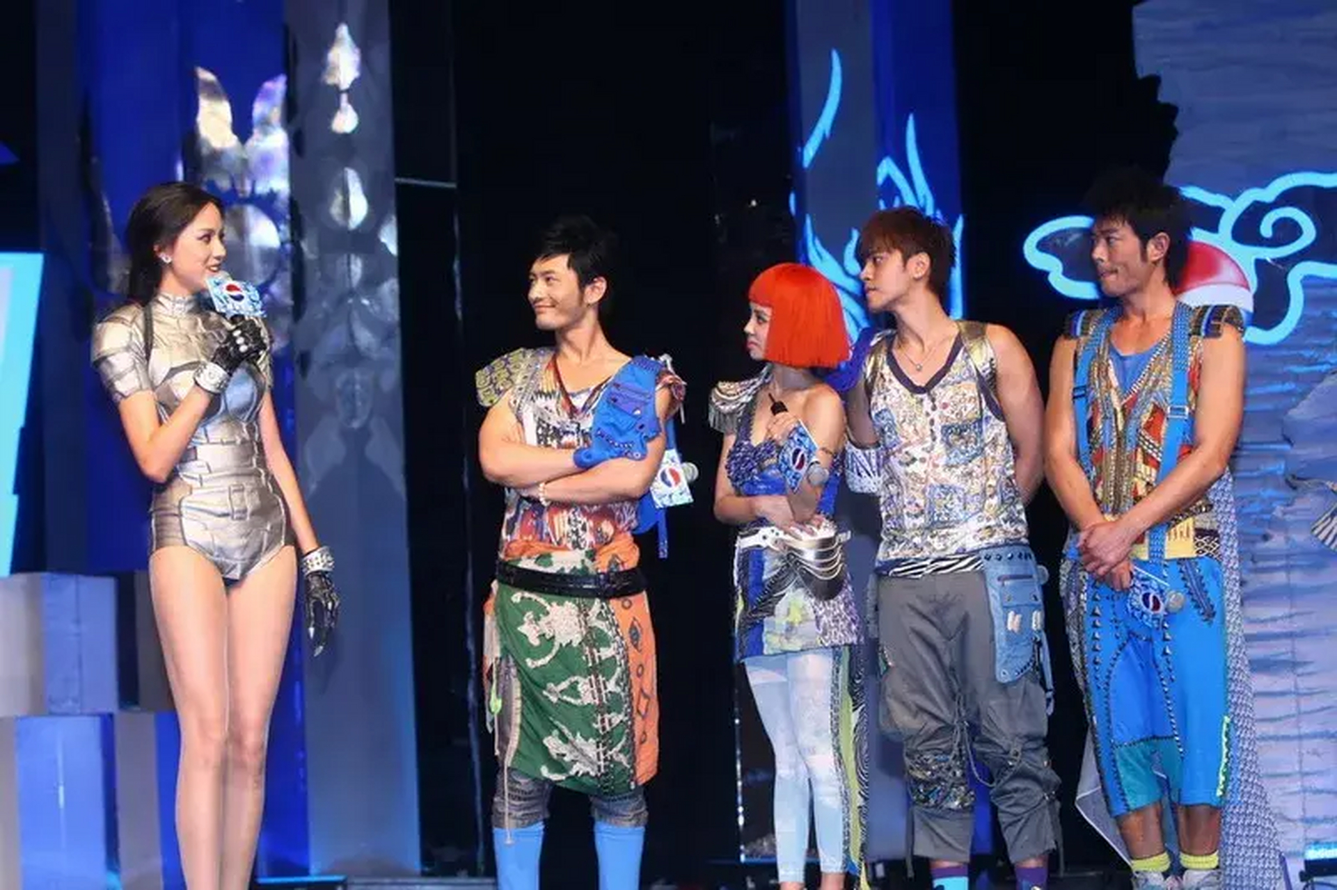 这大概是蔡依林最想删掉的照片,与超模张梓琳同框代言广告,秒变小矮人