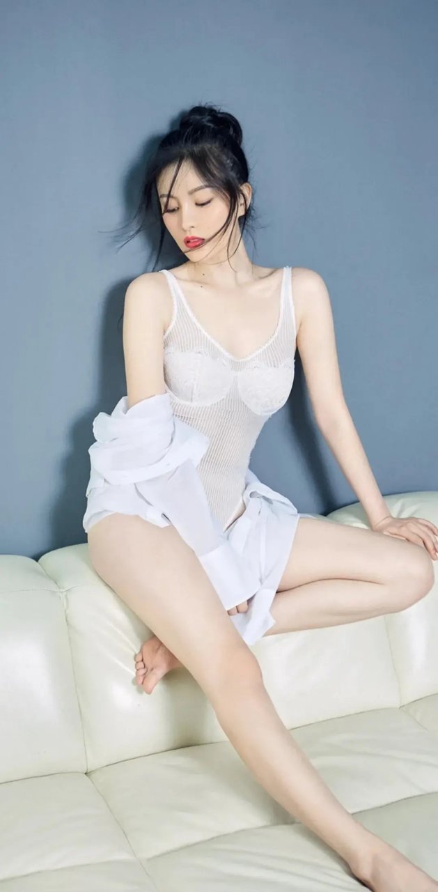 尹玲,双面girl,面容姣好,身材精致,白色衣服看着很舒服!