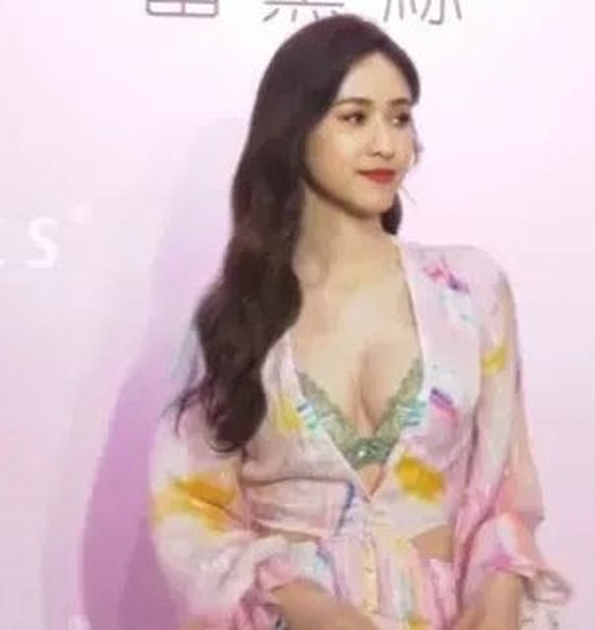 吴宗宪的大女儿吴珊儒,受邀代言了某时尚品牌内衣,活动现场,她穿着