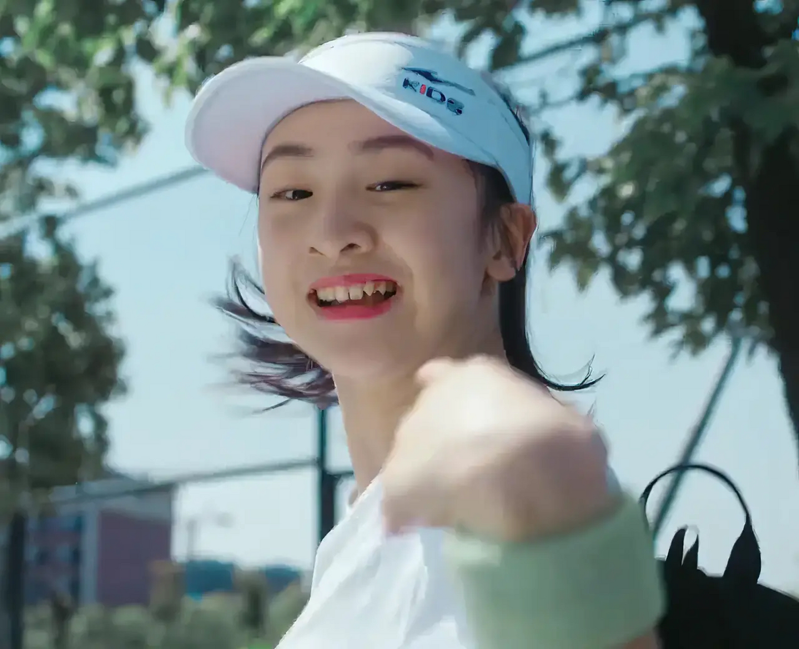 田亮女儿森碟打网球照片曝光,13岁的田雨橙青春靓丽,个子高挑,遗传了