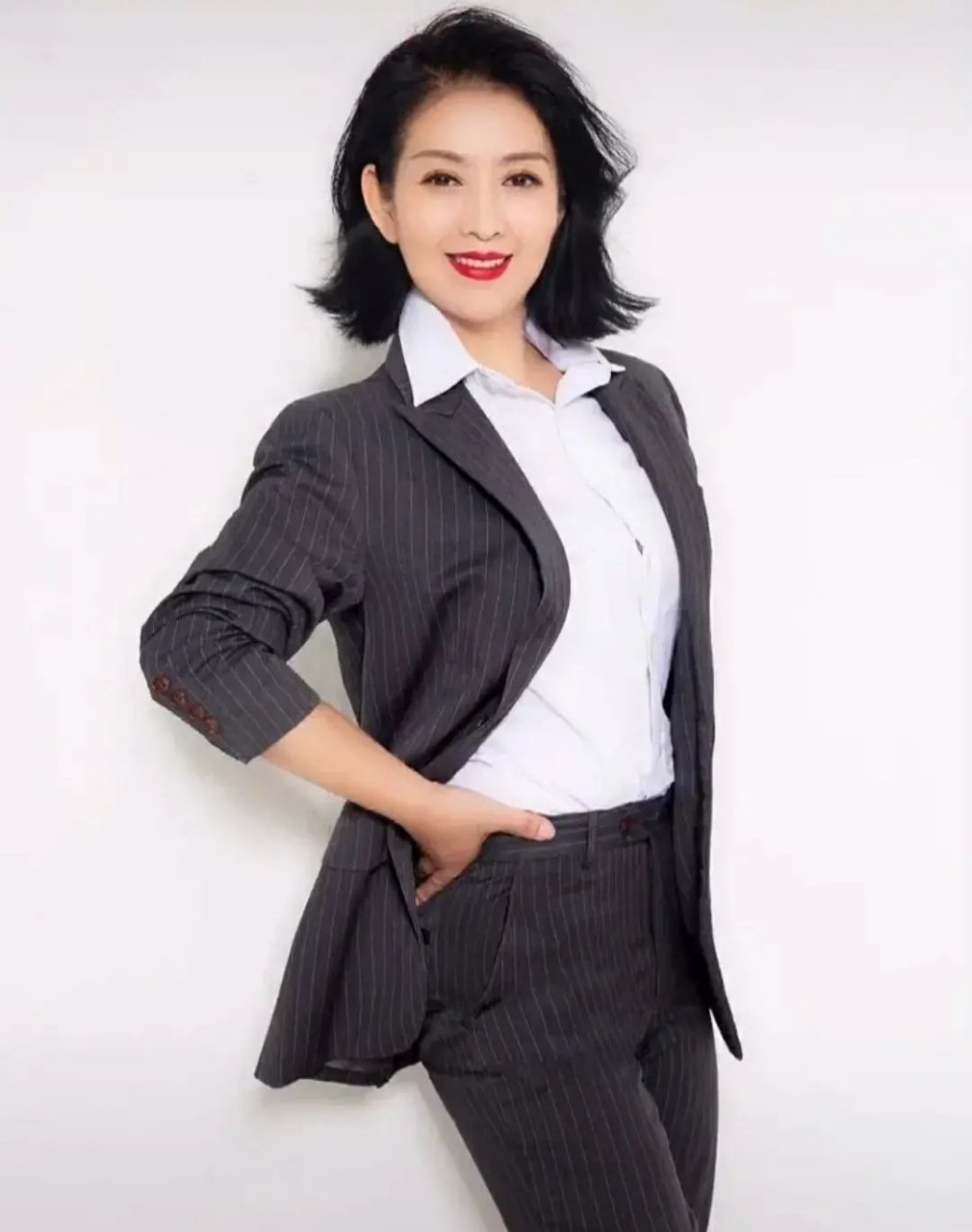 《乡村爱情》里美女如云呀!赵四媳妇扮演者筱素清西装造型,又美又飒.