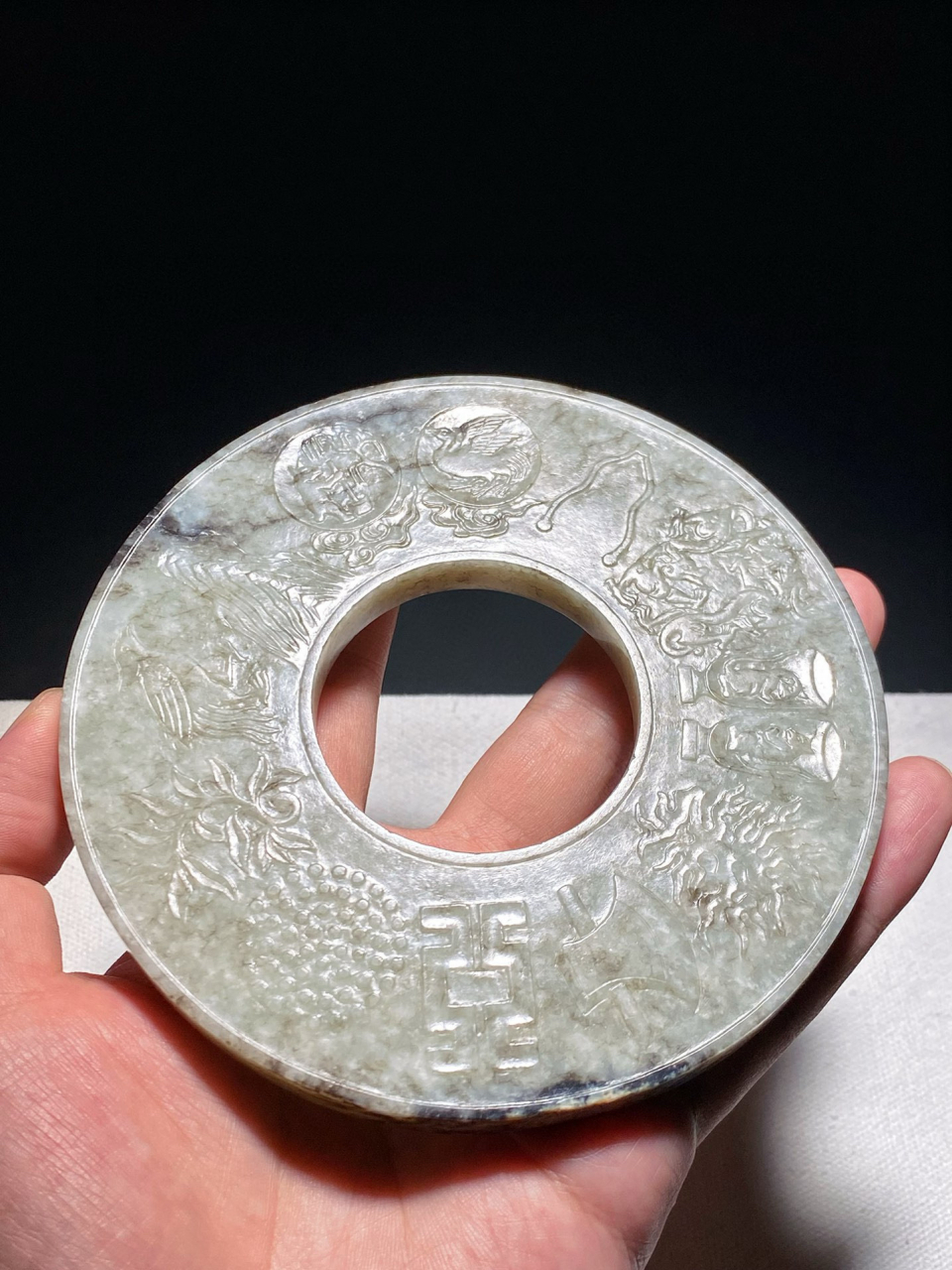 明以前 和田玉鸡骨白带沁雕十二章纹玉璧 #古玉# #和田玉# #高古玉老