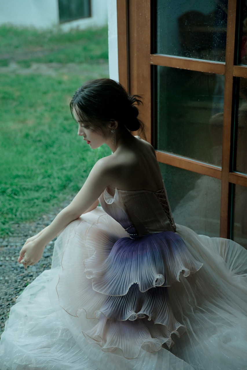 百度秋冬打卡挑战赛#今天古力娜扎的抹胸礼服造型真是令人惊艳,仿佛