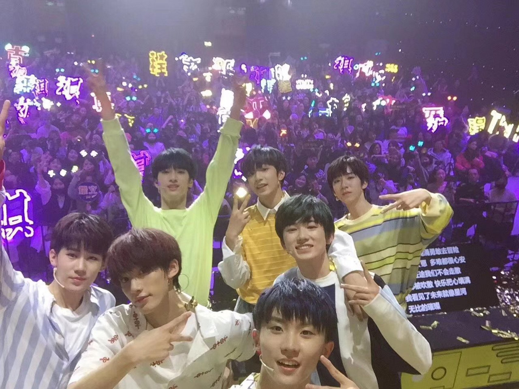 大家好,我叫李梓航,是时代少年团的男粉![你懂的]