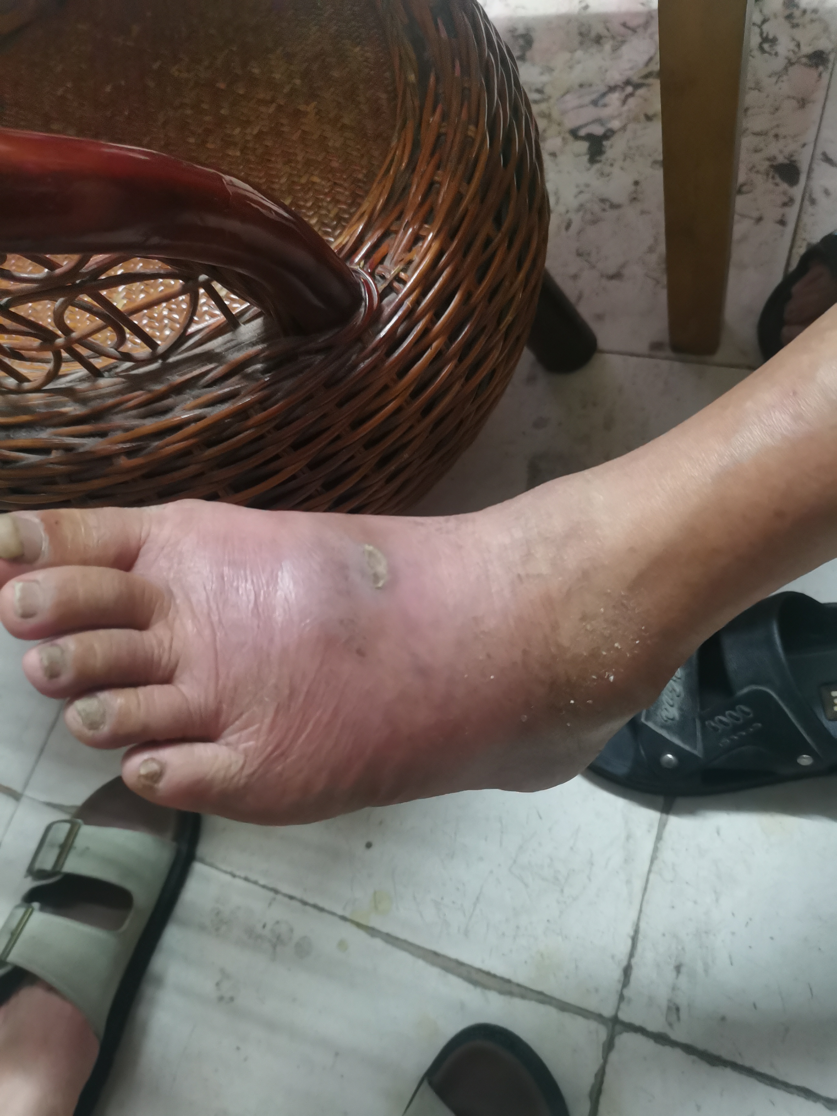 娃爸学校发了一箱阳光玫瑰,美名其曰1箱,实际只有4