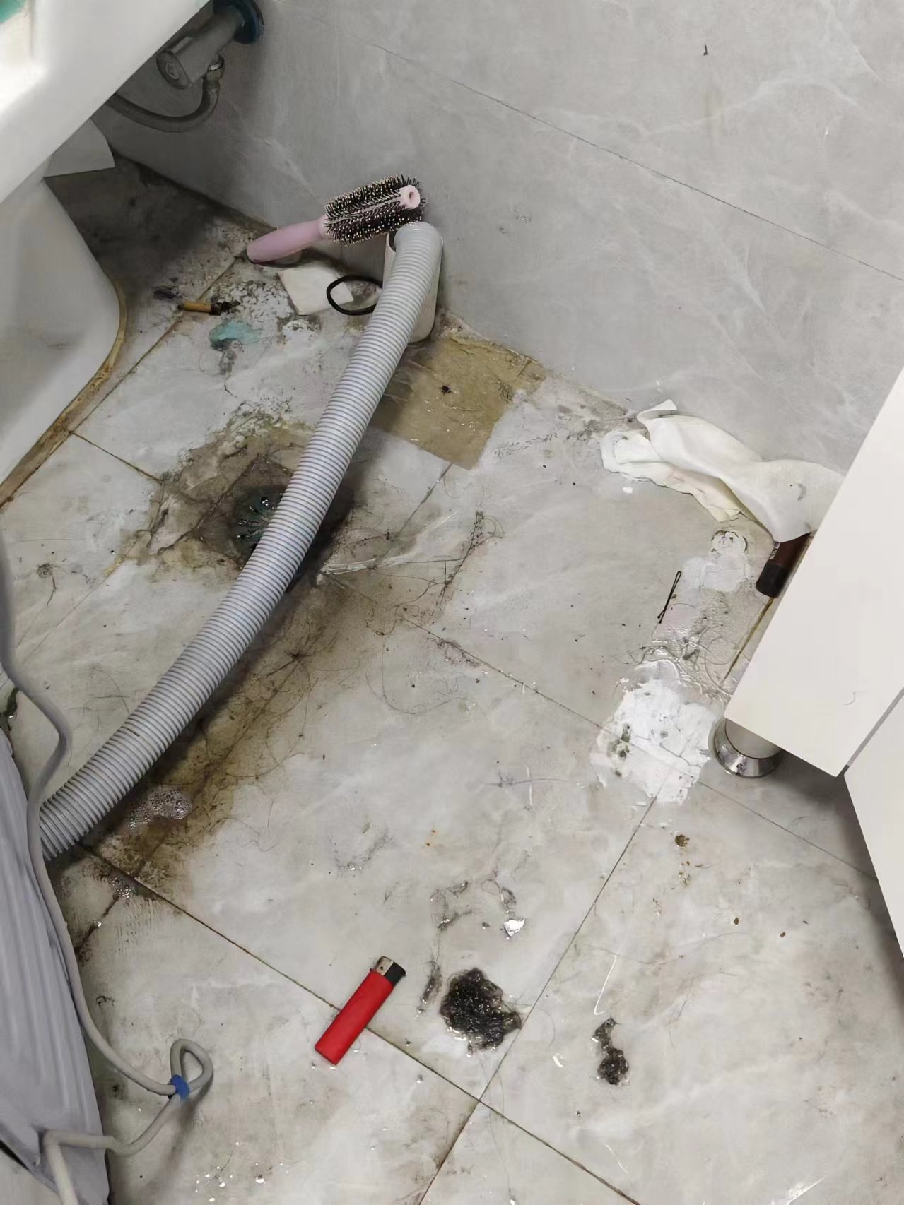 这对20几岁的年轻夫撇匏滤拦茏雍枚嗷粕酃 卫生间破旧的图片