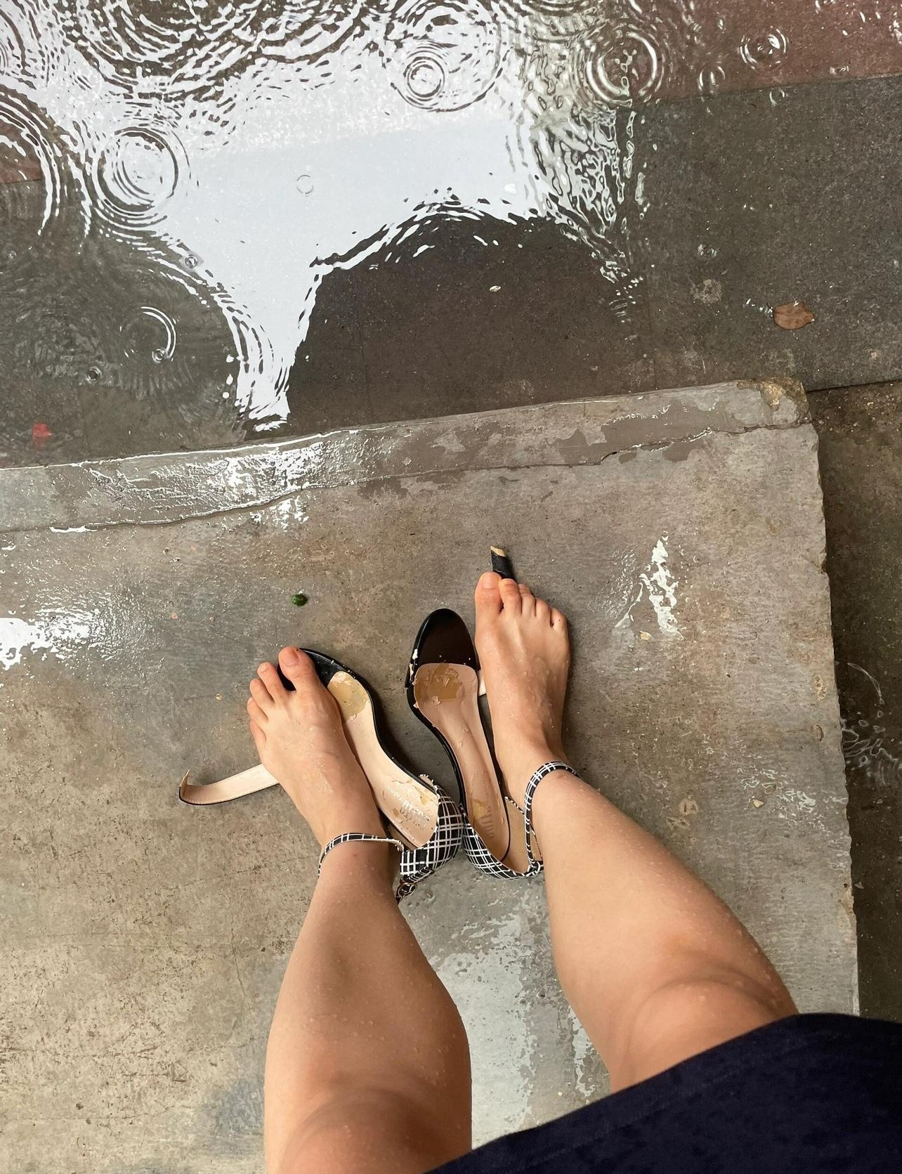 今天真是尴尬到脚趾头扣出大别墅了,美美的上班,谁知道下班躲个雨就把