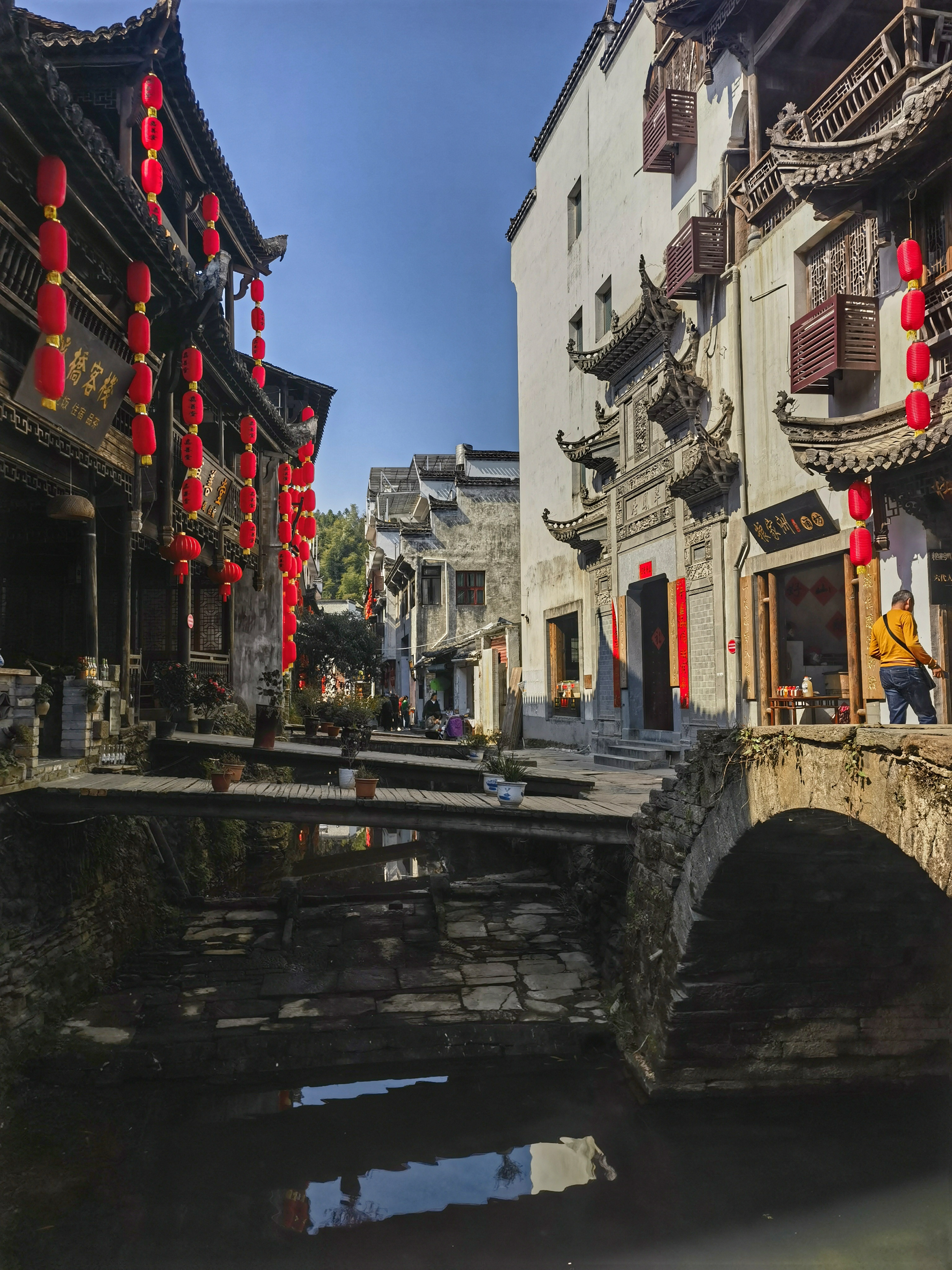 画乡 婺源李坑村,无坑有清渠. 水清渠底浅,店铺河边立.