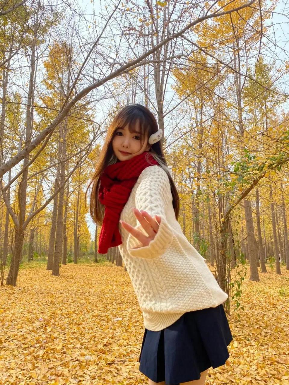 小美女公园自拍照