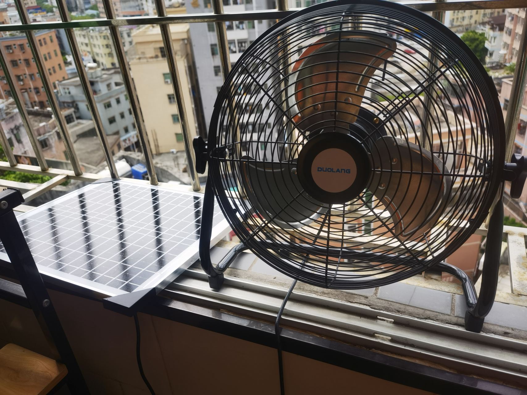 前两天在网上购买了一个太阳能充电风扇,电用完了,今天第一次通过太阳