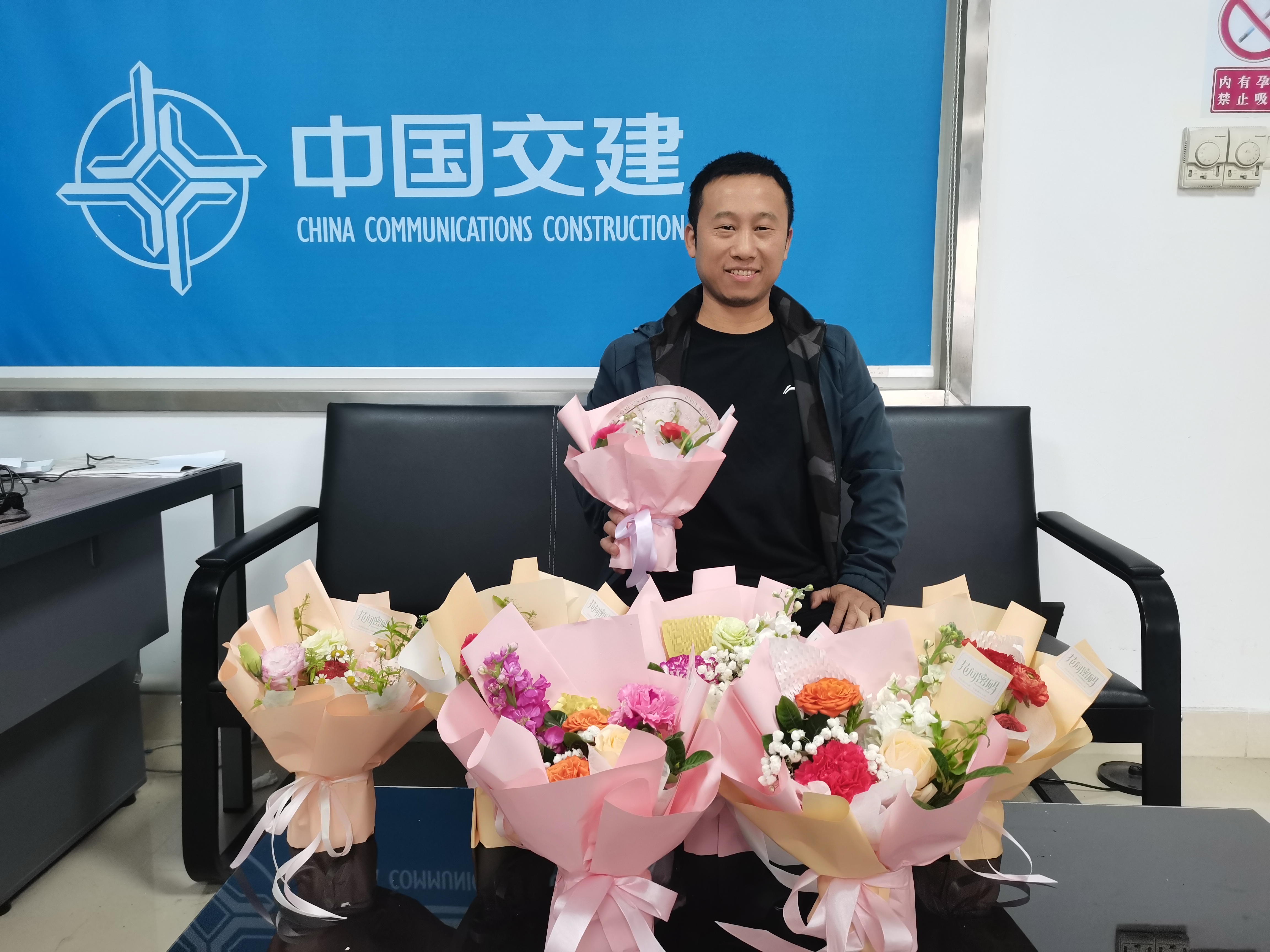 作家笔下生花笔,墨香飘逸入诗家. 行走世间寻美景,心怀壮志走天涯