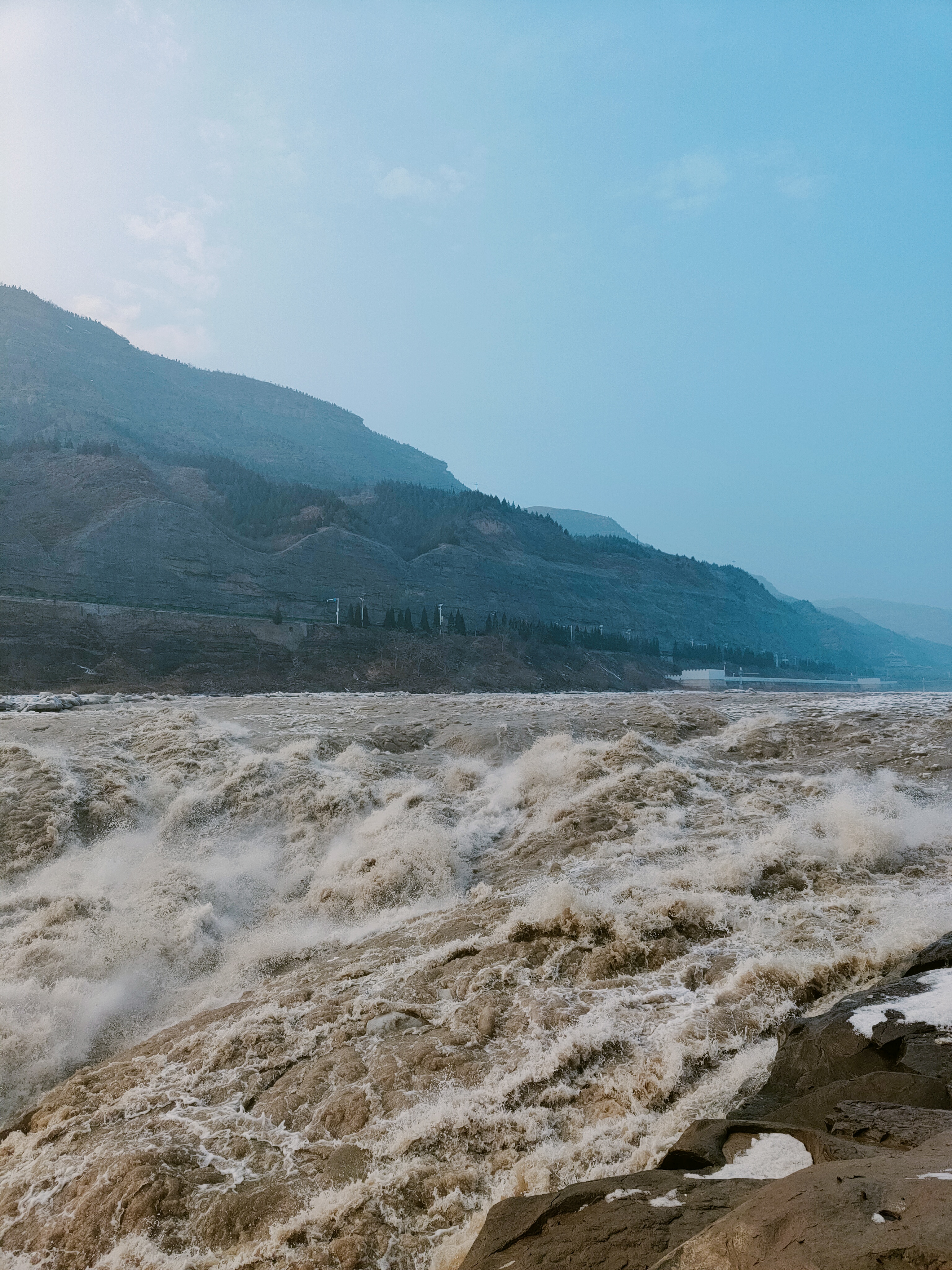 黄河壶口瀑布,气势磅礴,奔流不息,此刻站在他的身旁,感受着黄河的力量
