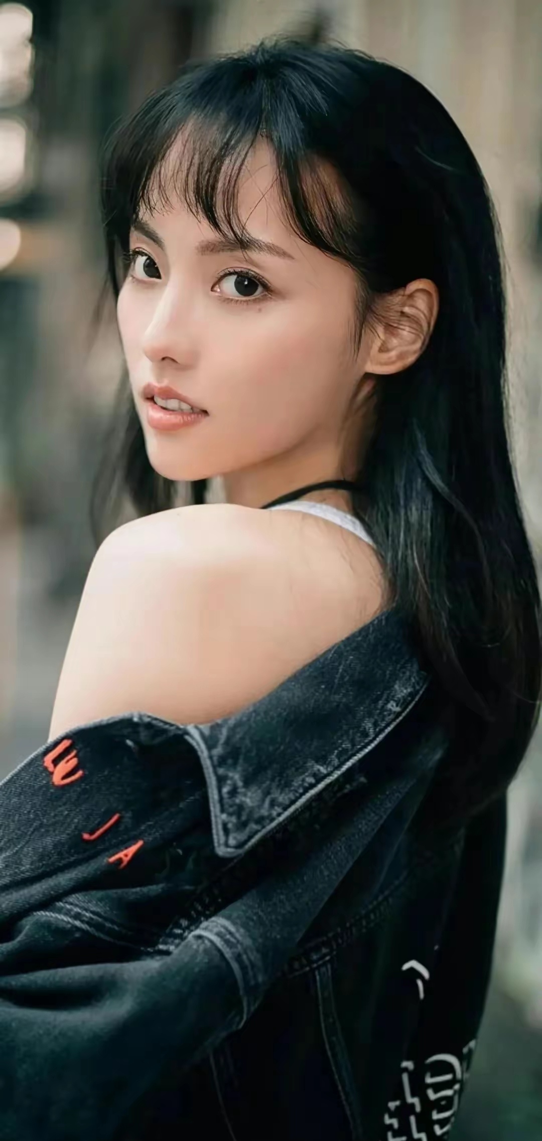 白色连衣裙的魅力,让人心动不已,张嘉倪身穿白色连衣裙,仿佛是春天里