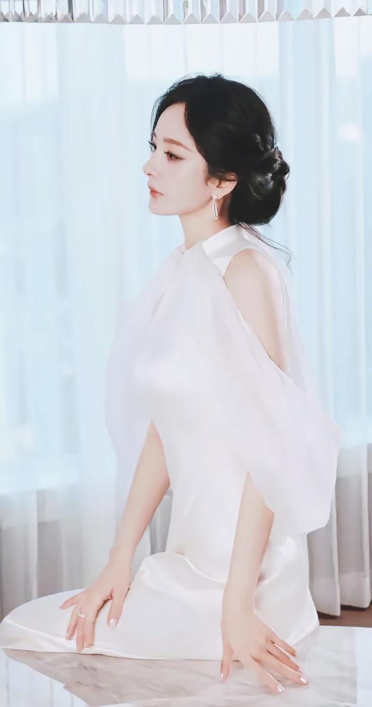 杨幂白裙惊鸿,一袭月光般的曳地长裙勾勒出曼妙身姿,杨幂宛若希腊女神