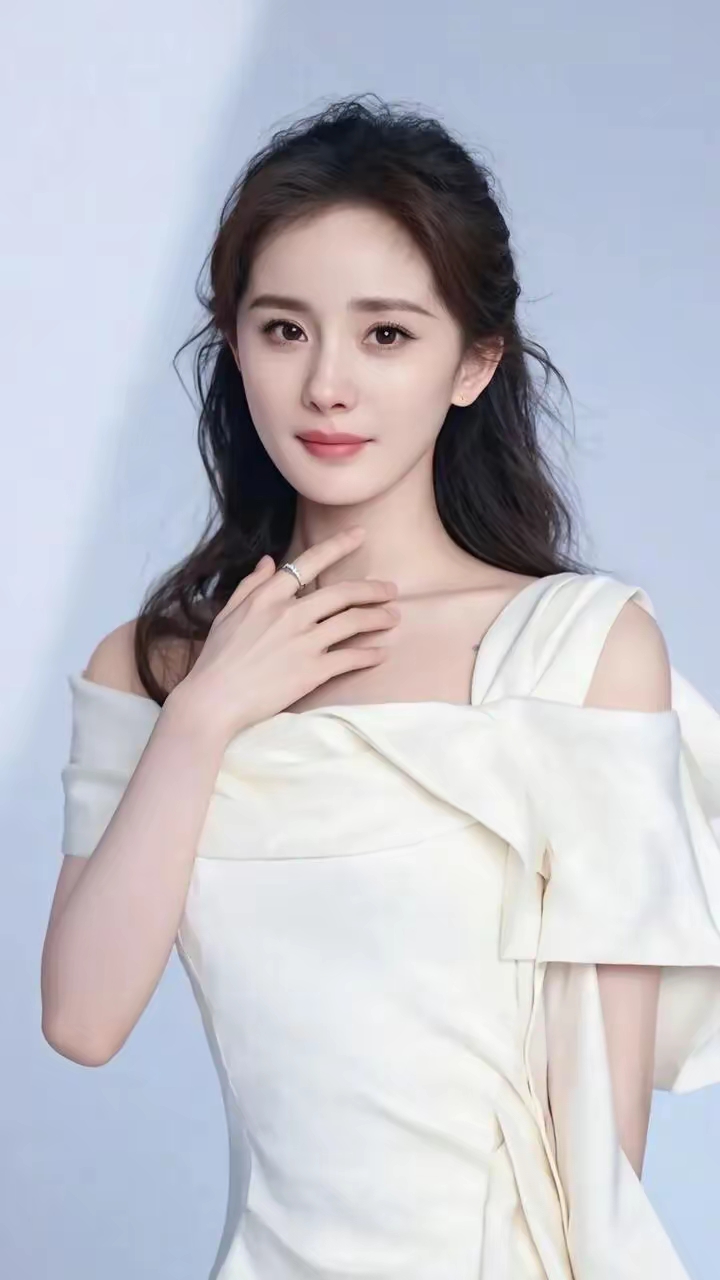 杨幂身着一袭白色长裙,轻盈飘逸, 仿佛从仙境中走出的精灵