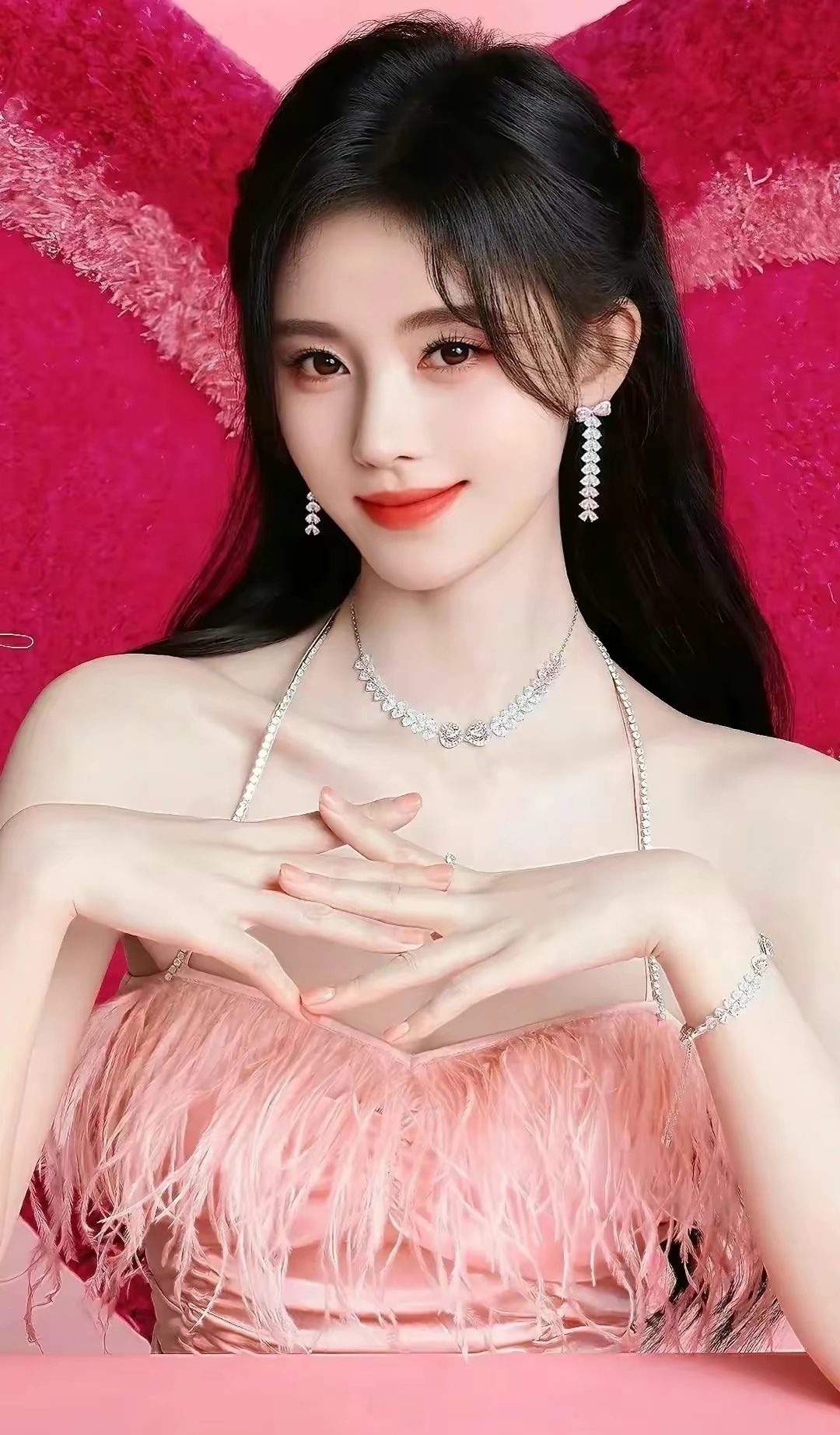 鞠婧祎的粉色羽毛裙王冠造型,简直是.@卫清张的动态