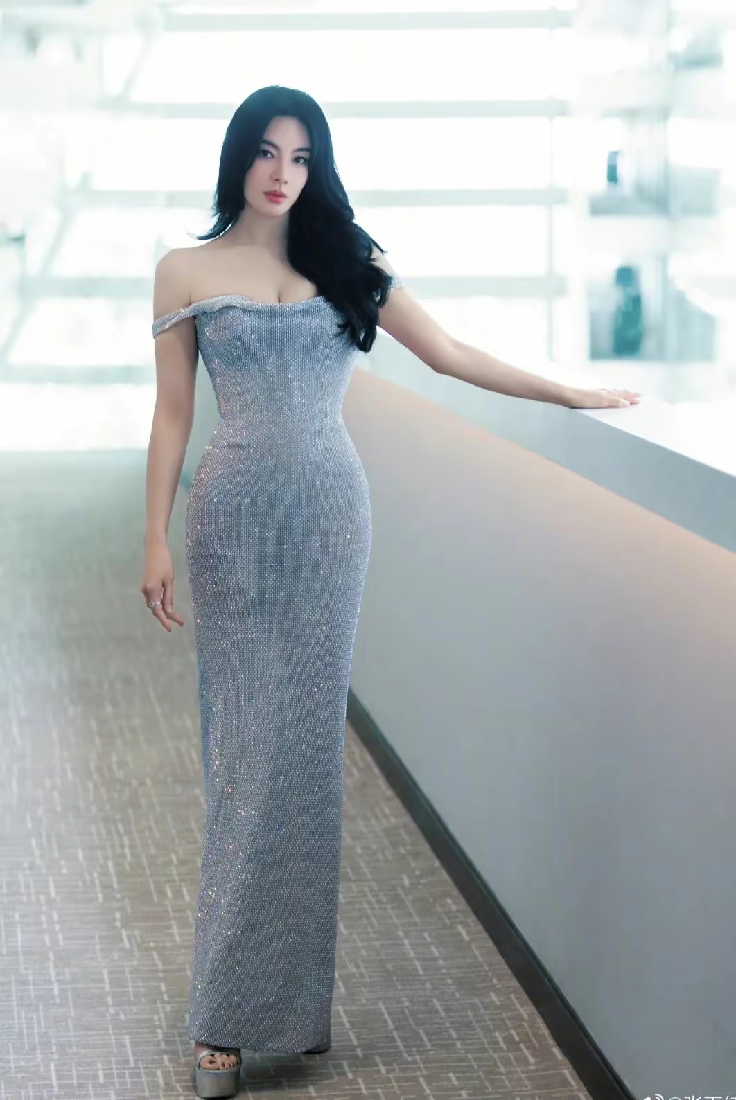 她身着银色人鱼连衣裙,宛若月光下的仙子,清雅而高贵,她就是张雨绮