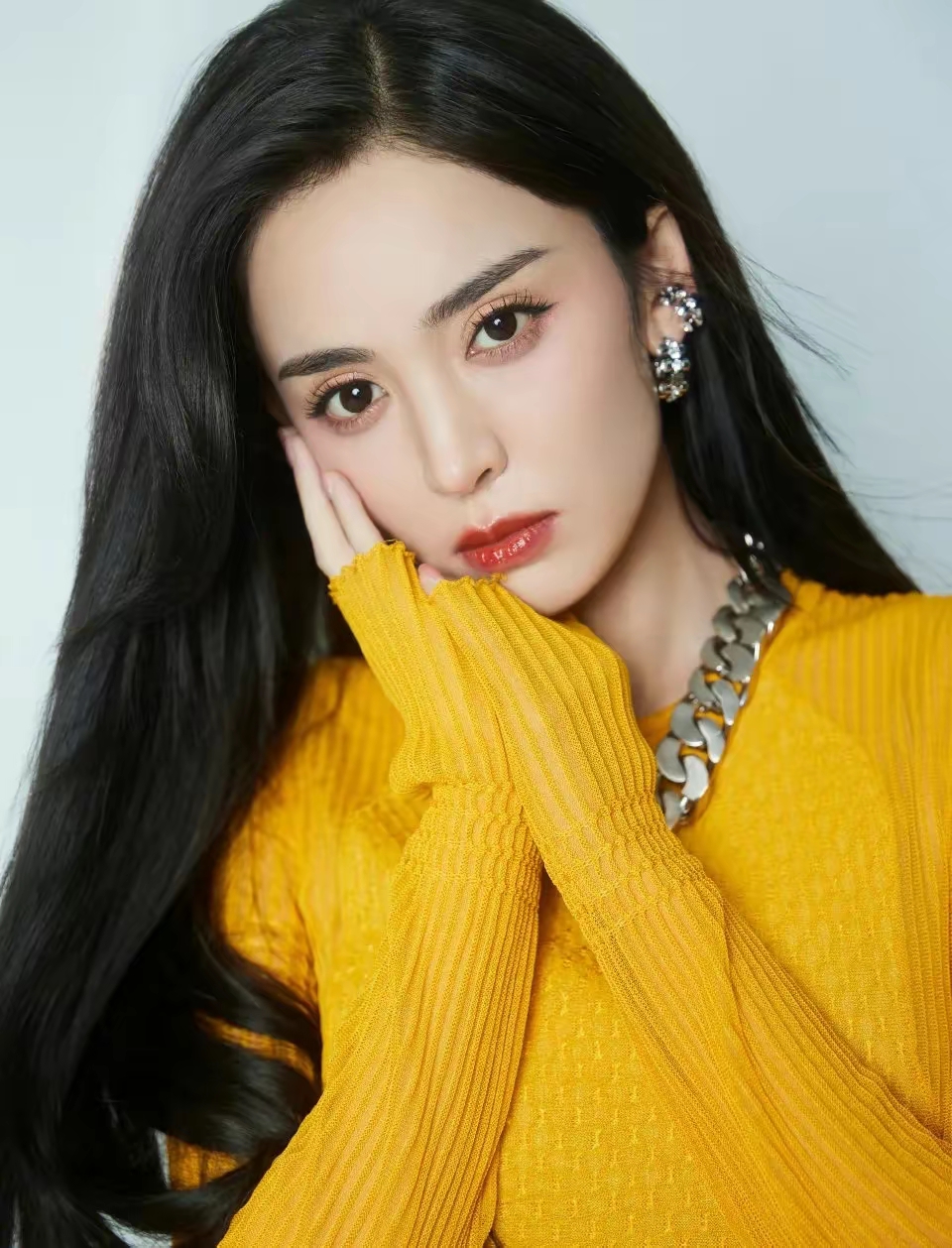 春日暖阳,古力娜扎的温柔时刻  在这个多彩的世界里,古力娜扎犹如一朵