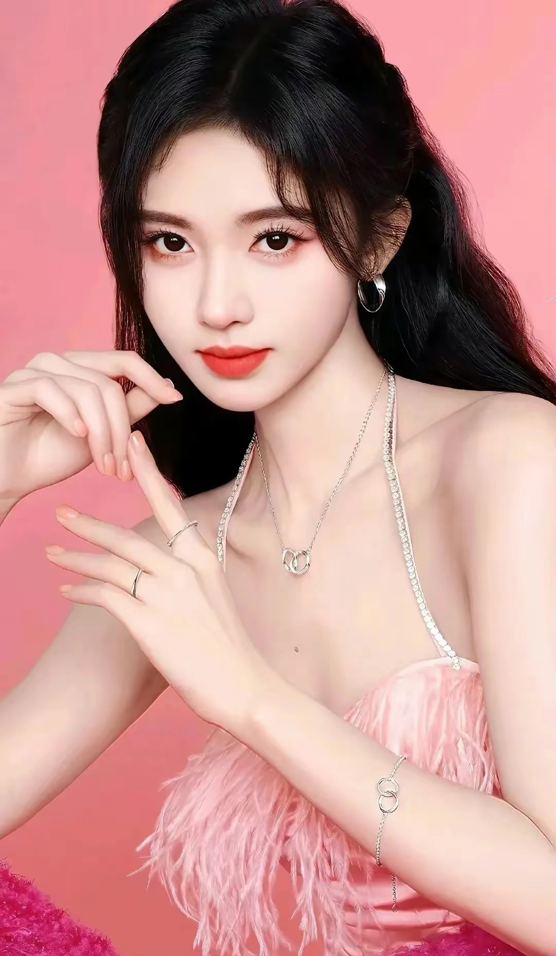 鞠婧祎的粉色羽毛裙王冠造型,简直是.@卫清张的动态