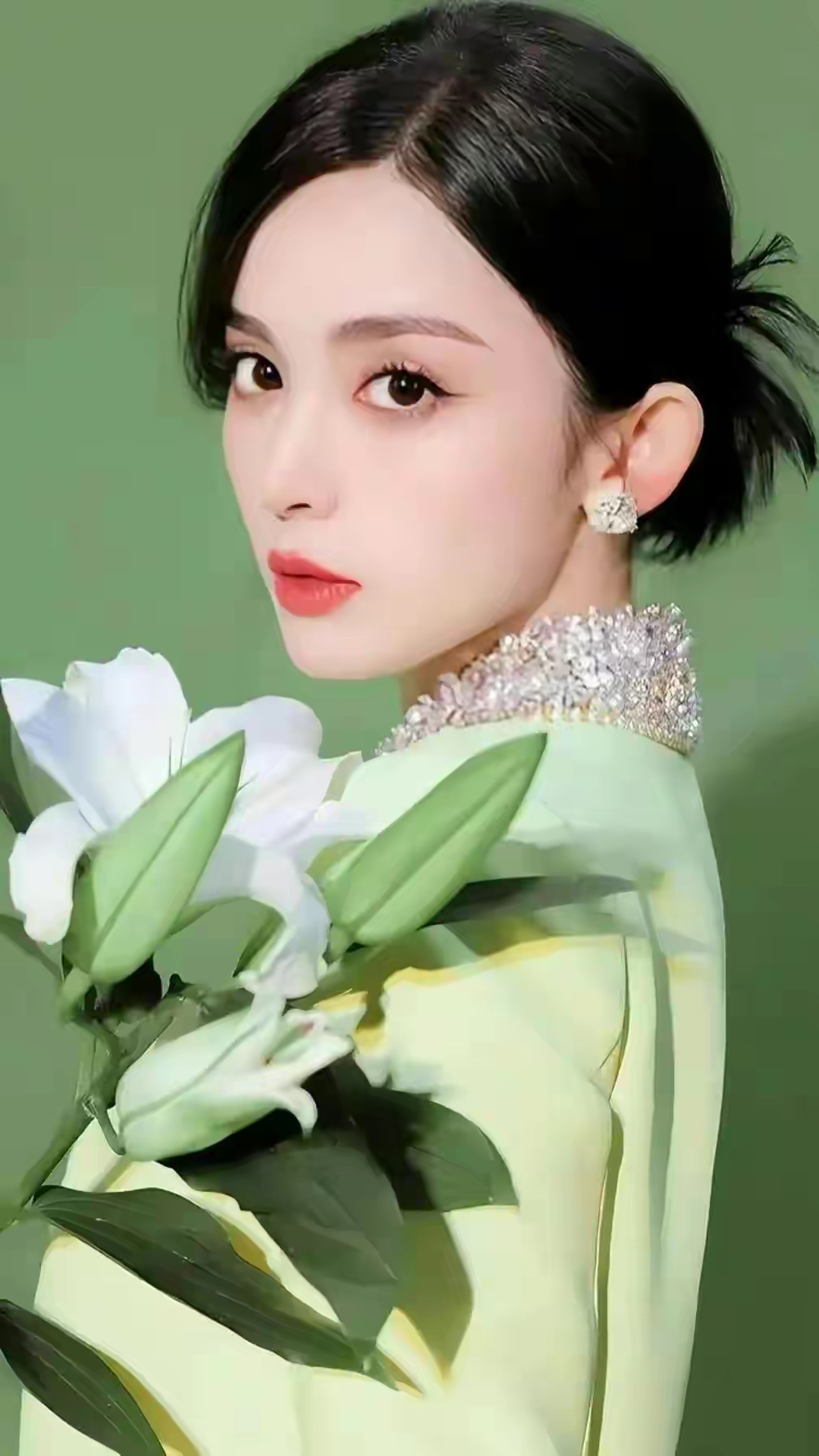 过年不知道穿什么好看,来看看古力娜扎的小样片是怎么穿搭的吧!