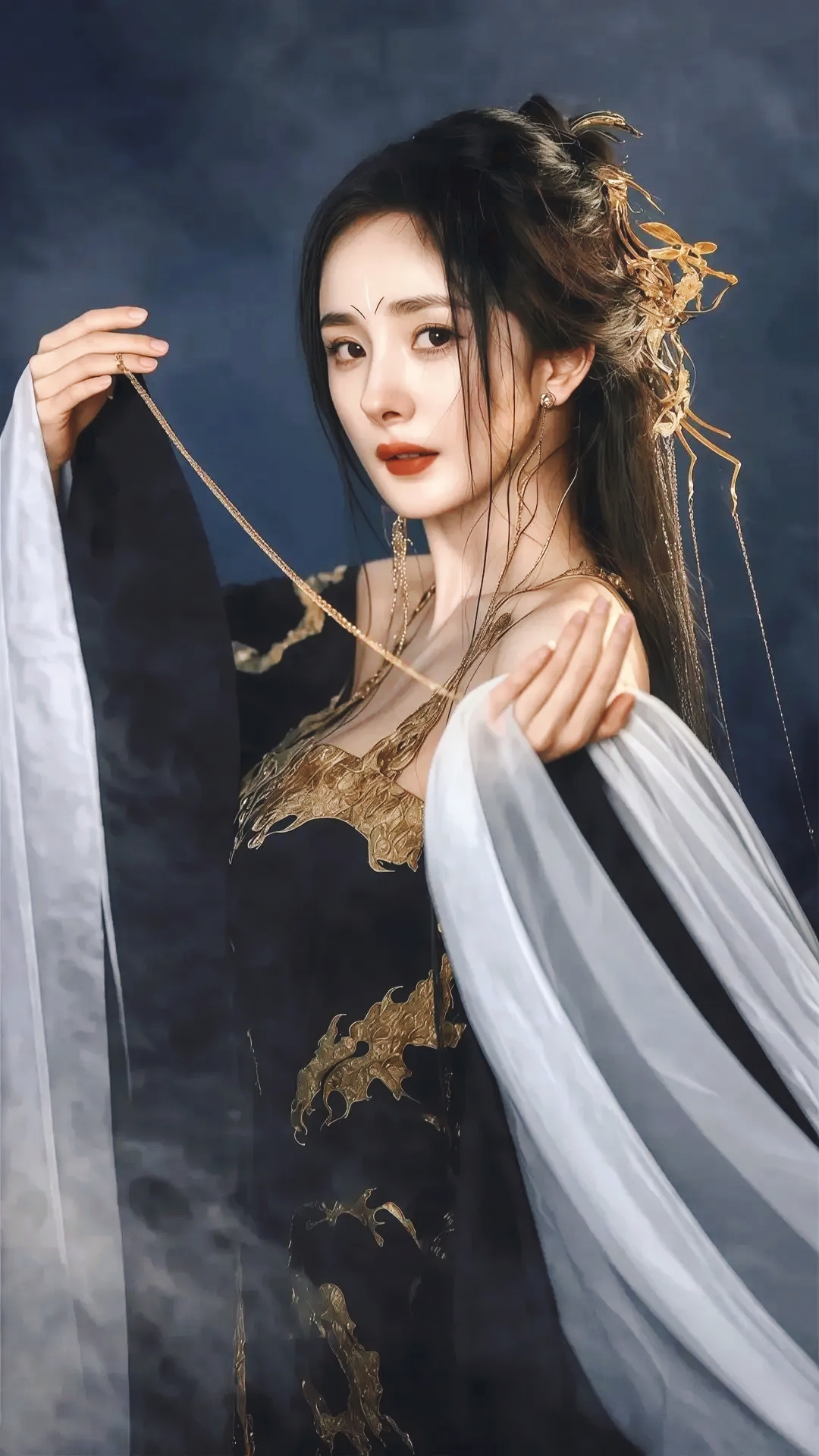 凤眸凌厉,霸气天成; 玄衣如夜,深沉莫测, 是暗夜里掌控全局的女王